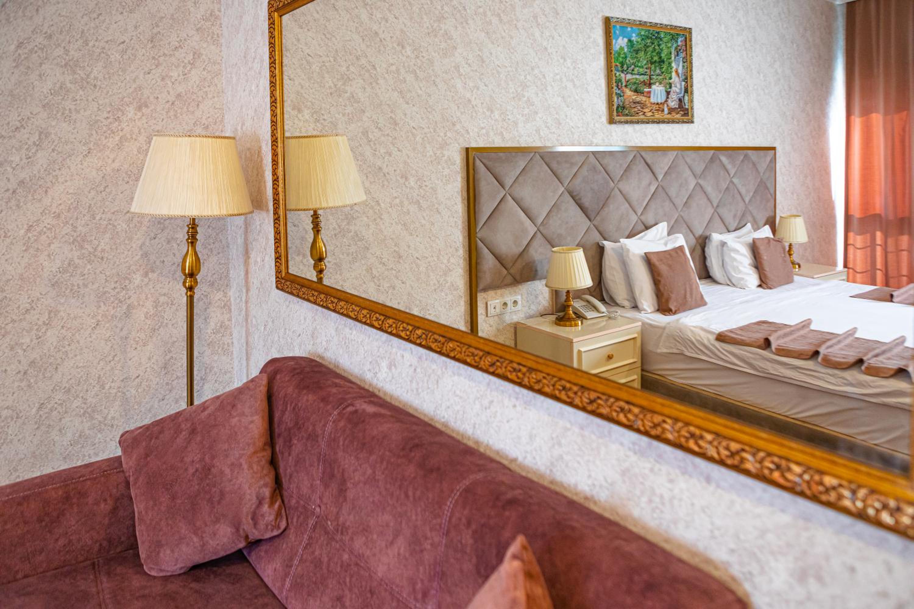 Deluxe Double or Twin Room with City View - Photo 19
