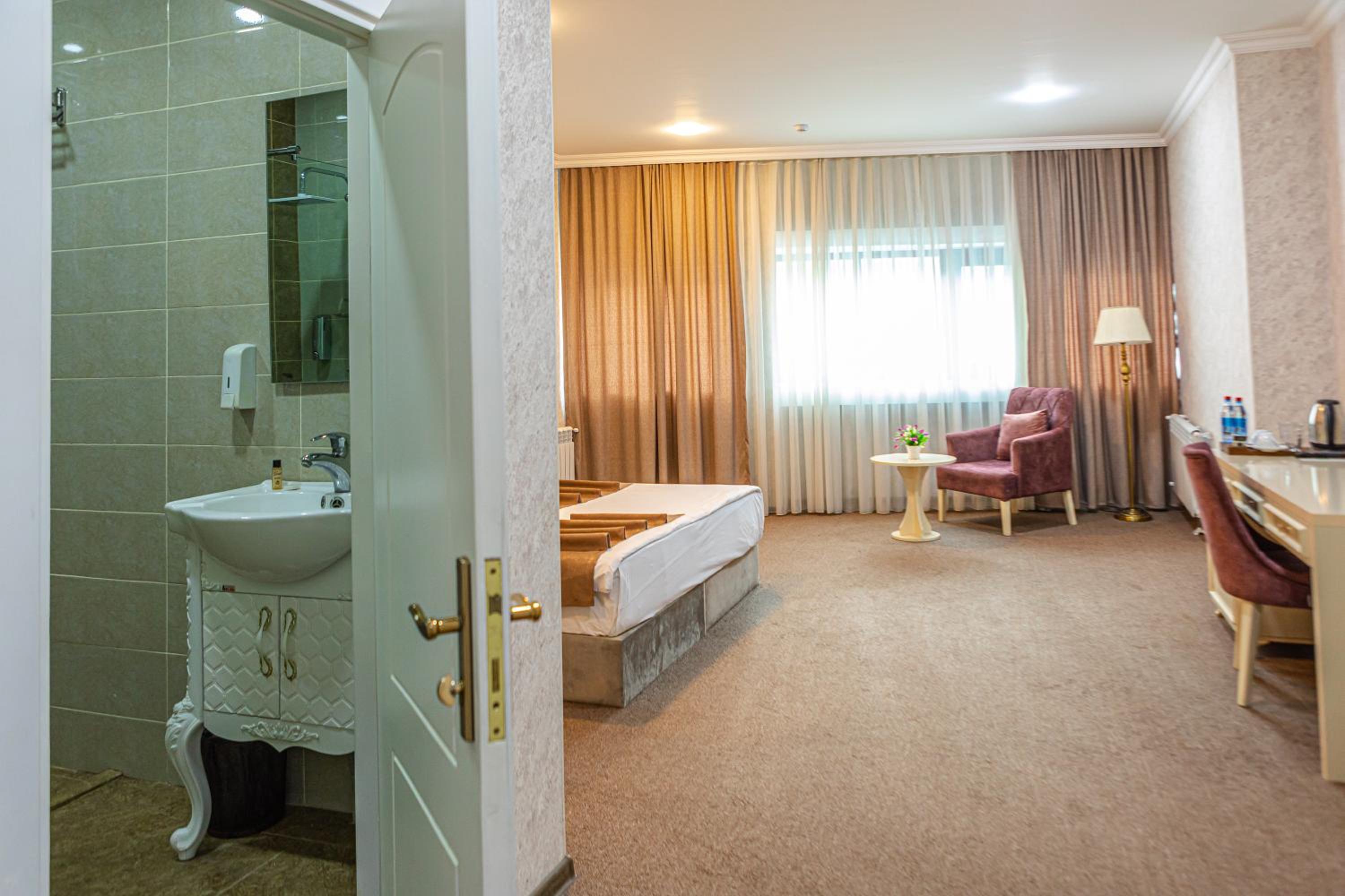 Deluxe Double or Twin Room with City View - Photo 13
