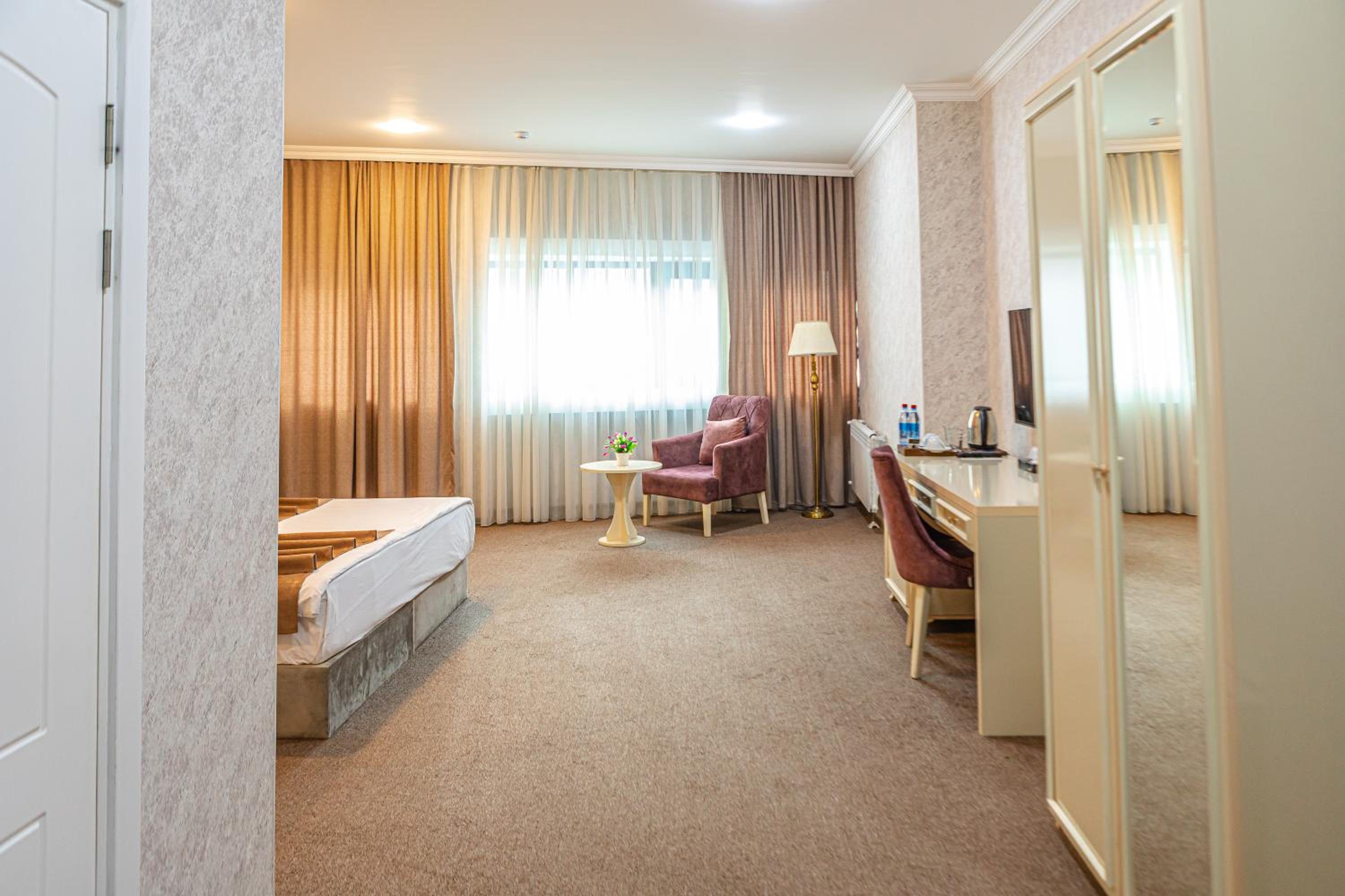 Deluxe Double or Twin Room with City View - Photo 5