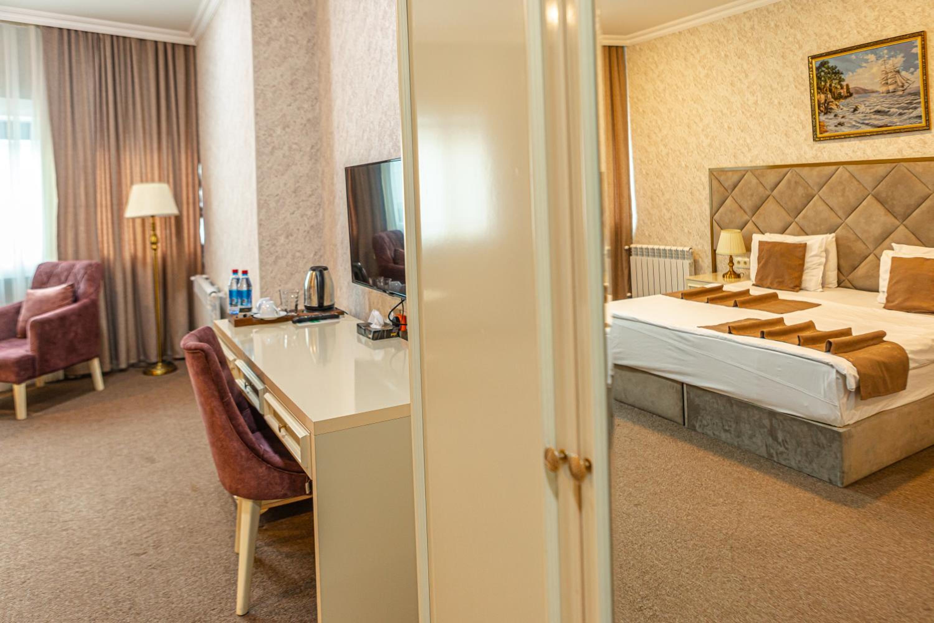 Deluxe Double or Twin Room with City View - Photo 10