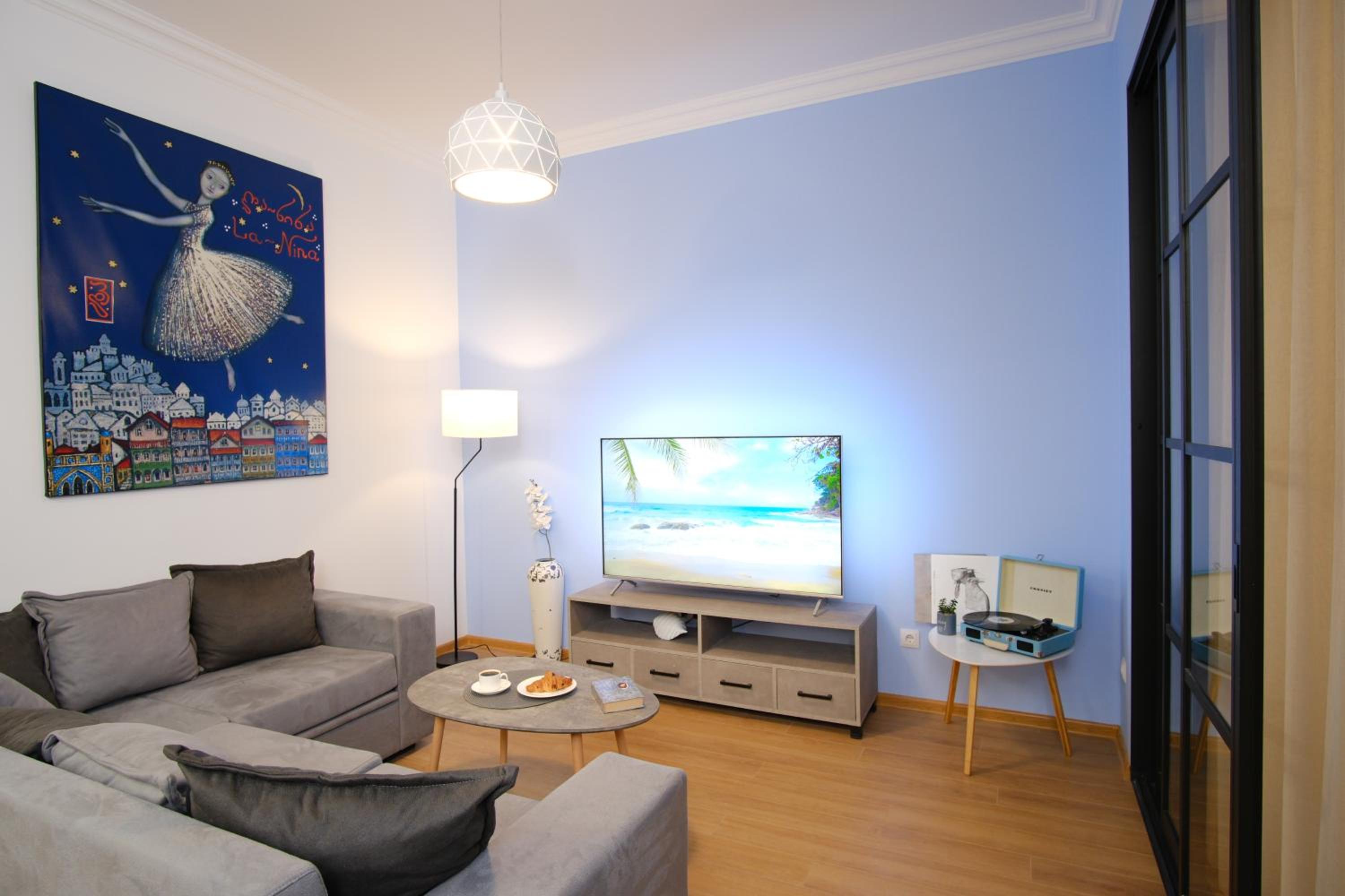 One-Bedroom Apartment - Photo 1