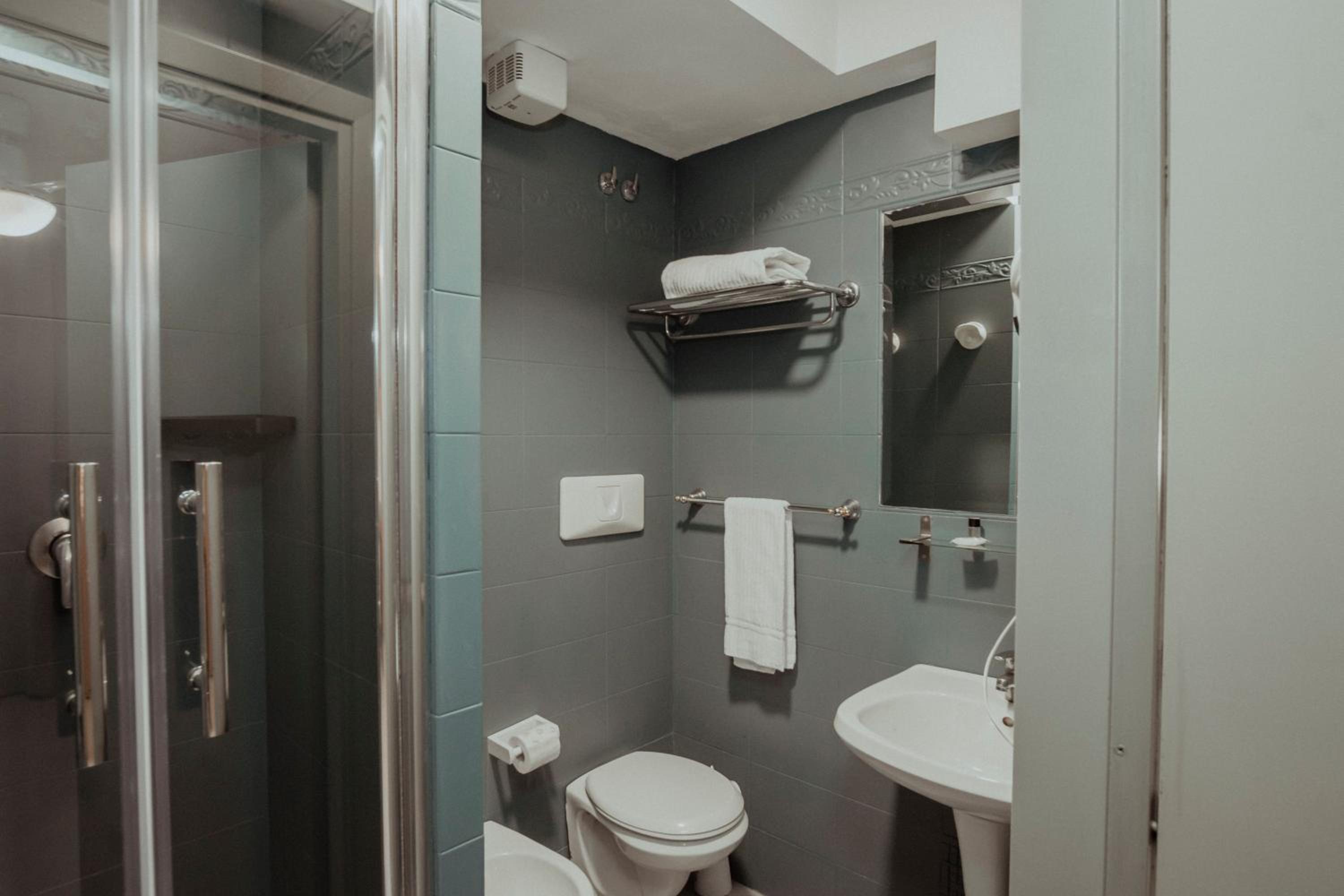 Single Room thumbnail 6