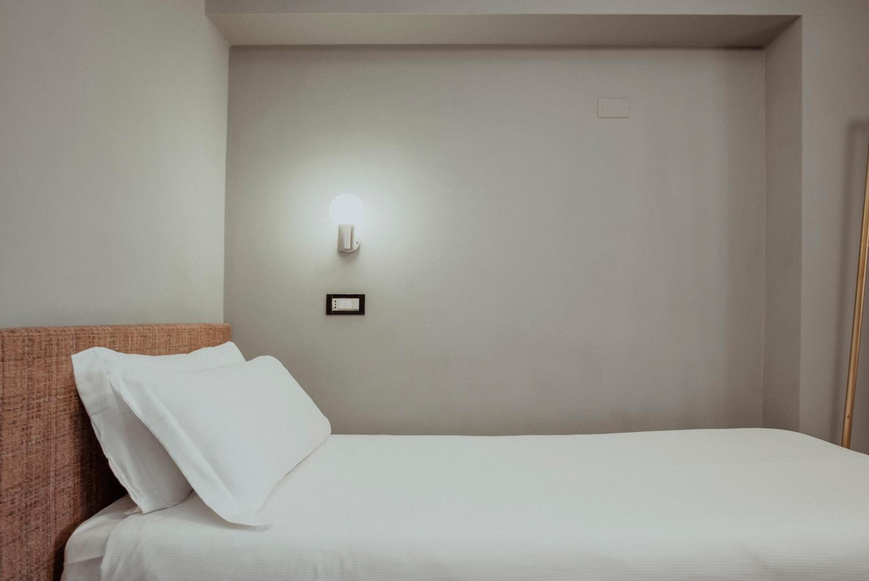 Single Room thumbnail 5