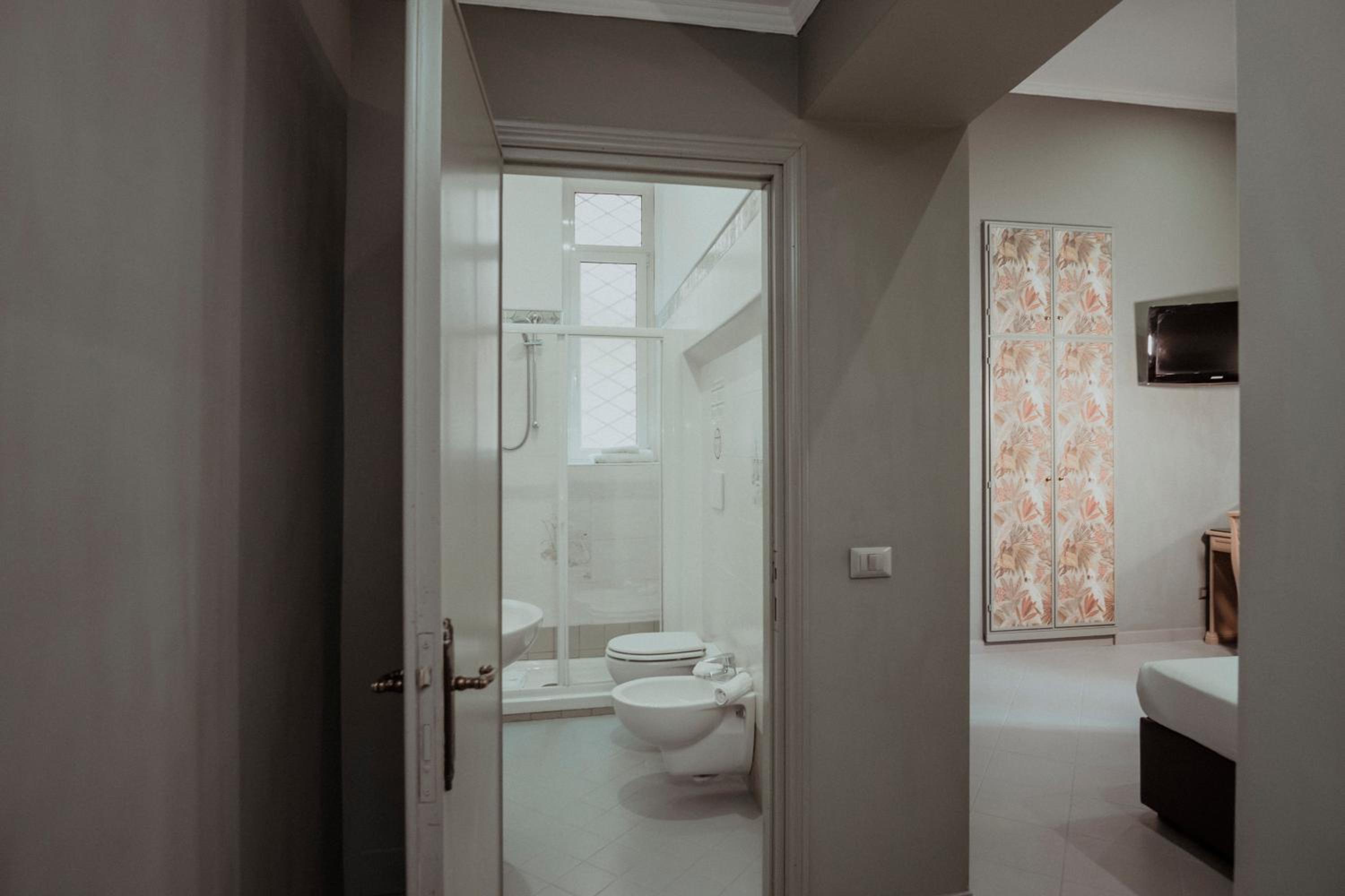 Double Room thumbnail 6