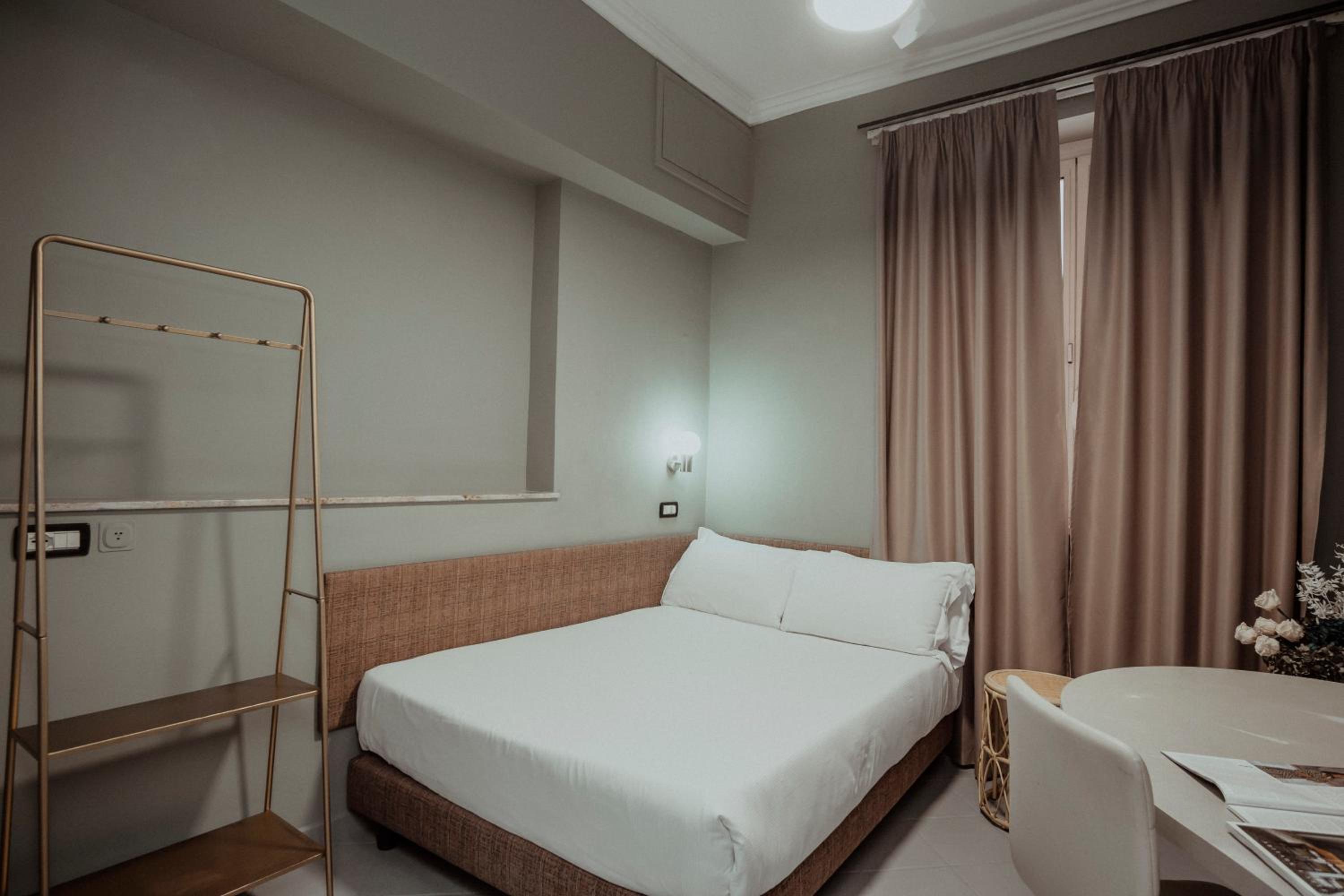 Small Double Room thumbnail 5