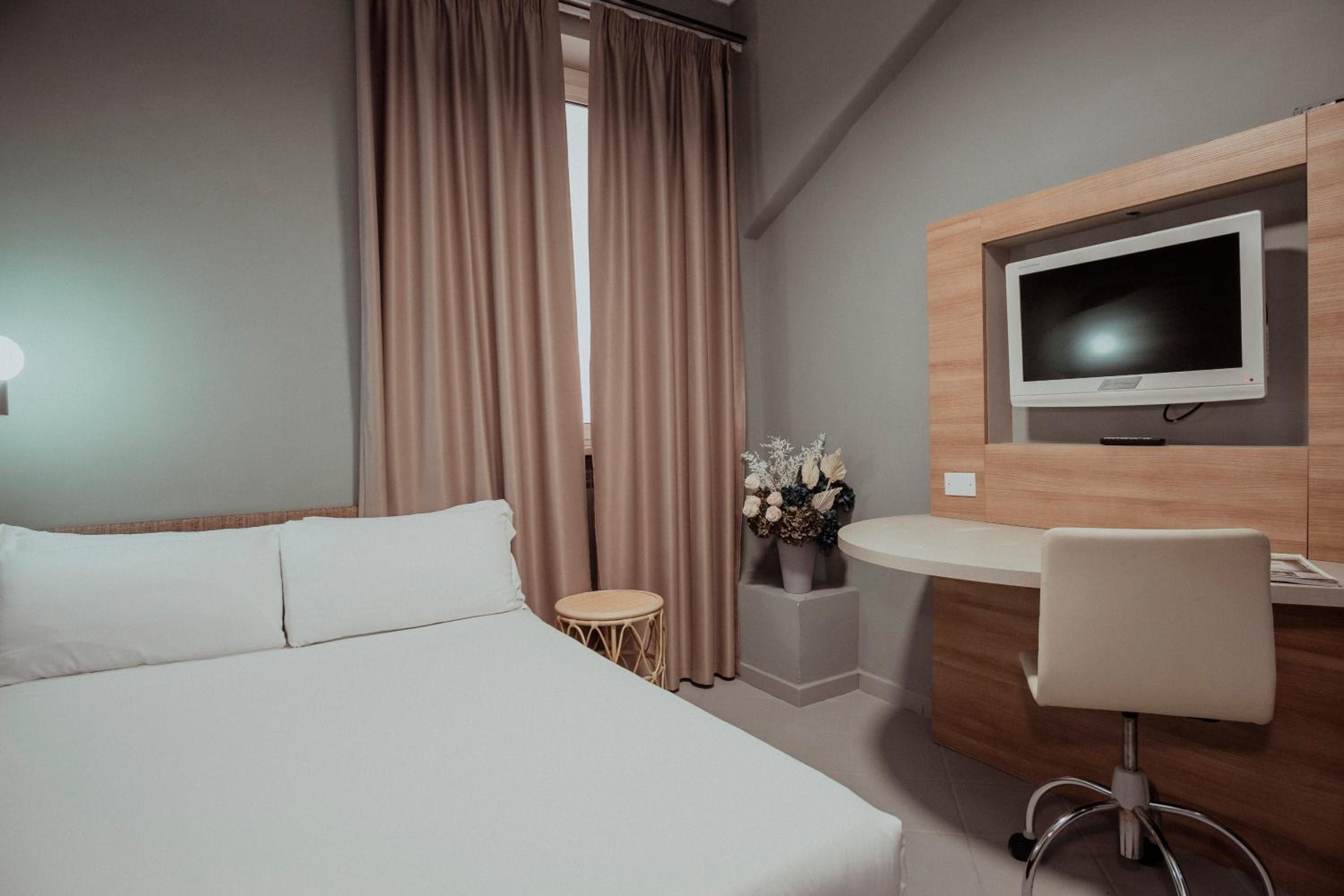 Small Double Room thumbnail 5