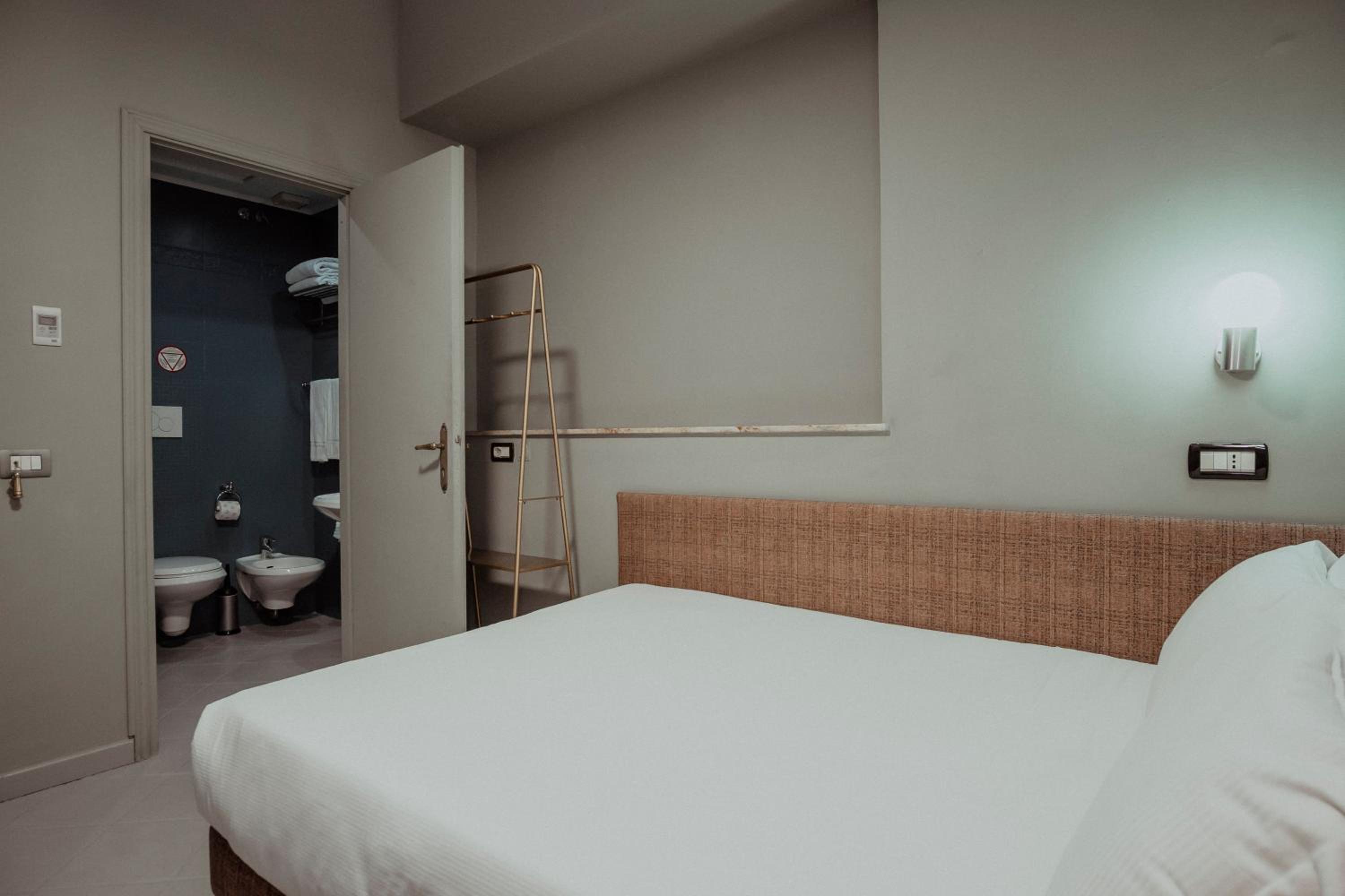 Small Double Room thumbnail 6