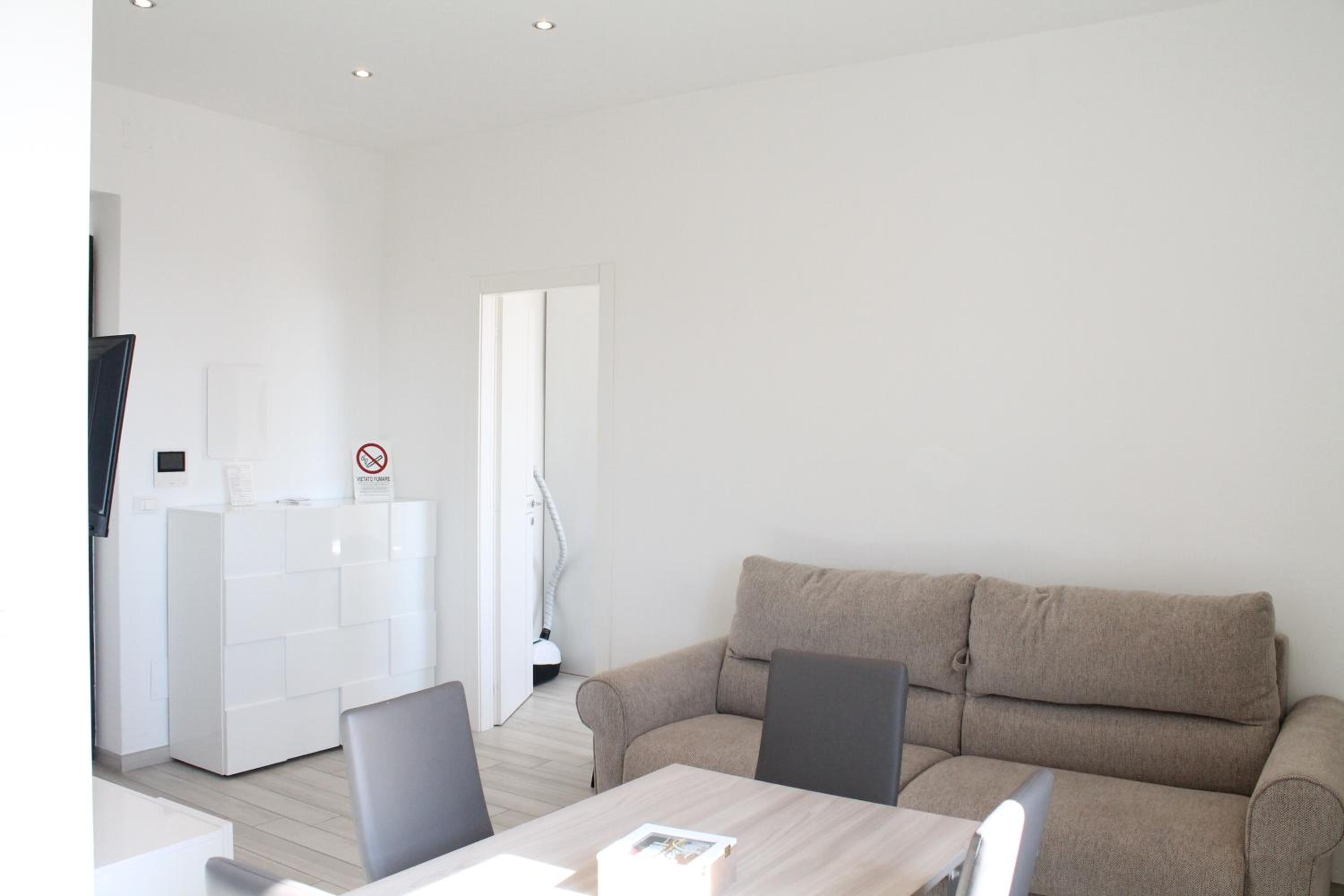 One-Bedroom Apartment photo 1