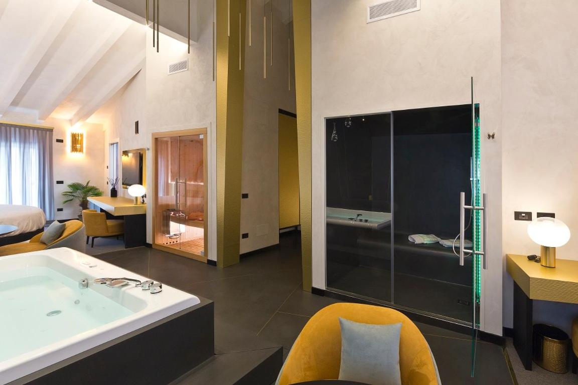 Deluxe Suite - Photo 9