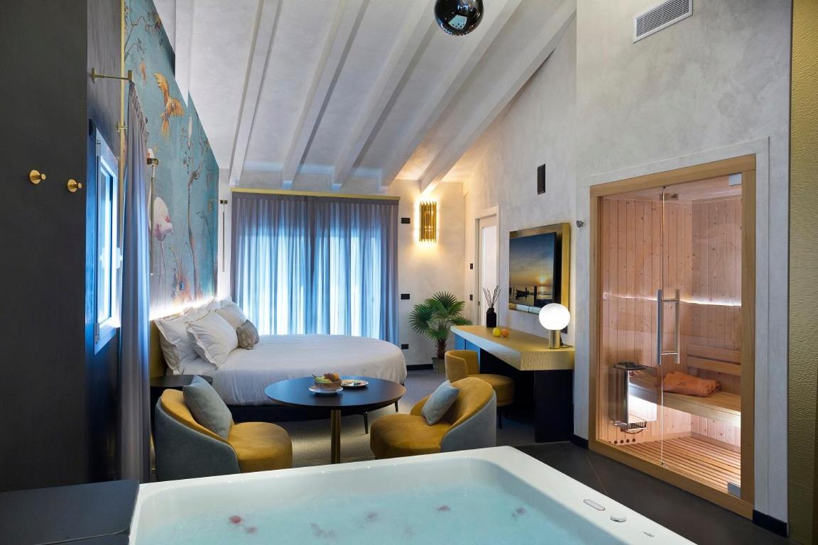 Deluxe Suite - Photo 6