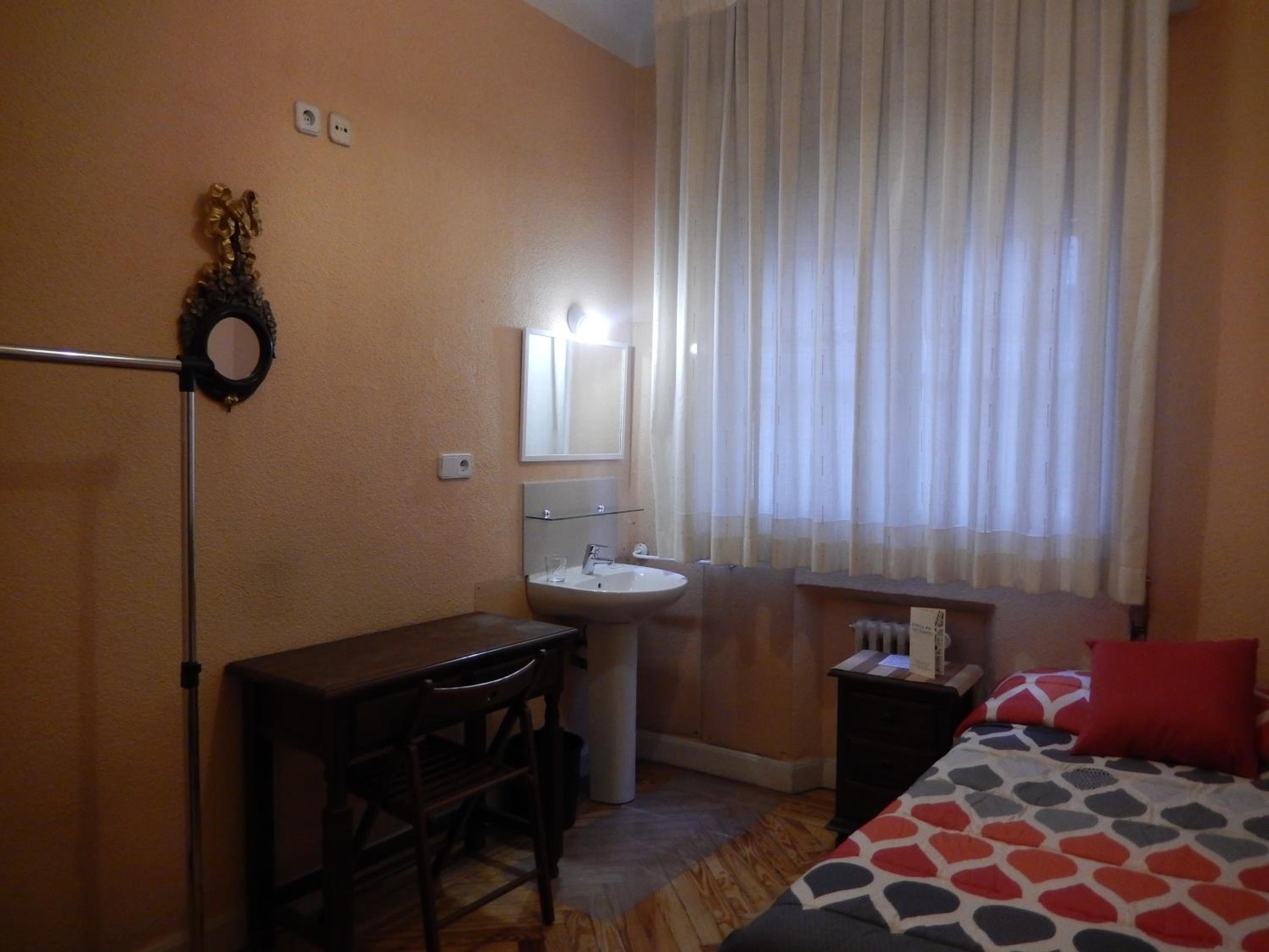 Single Room with Shared Bathroom photo 2