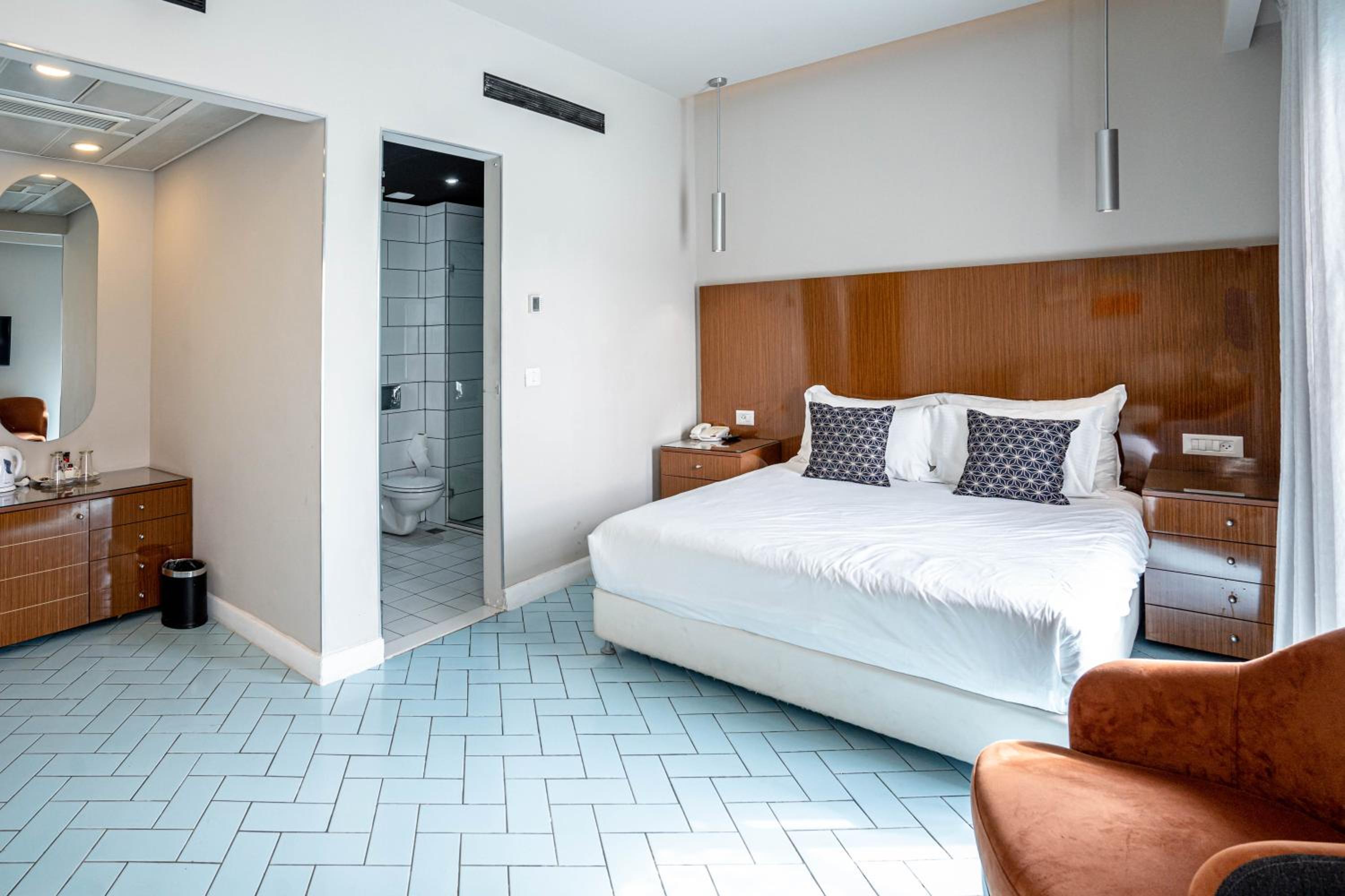 Junior Suite with Balcony (2 Adults) - Photo 4