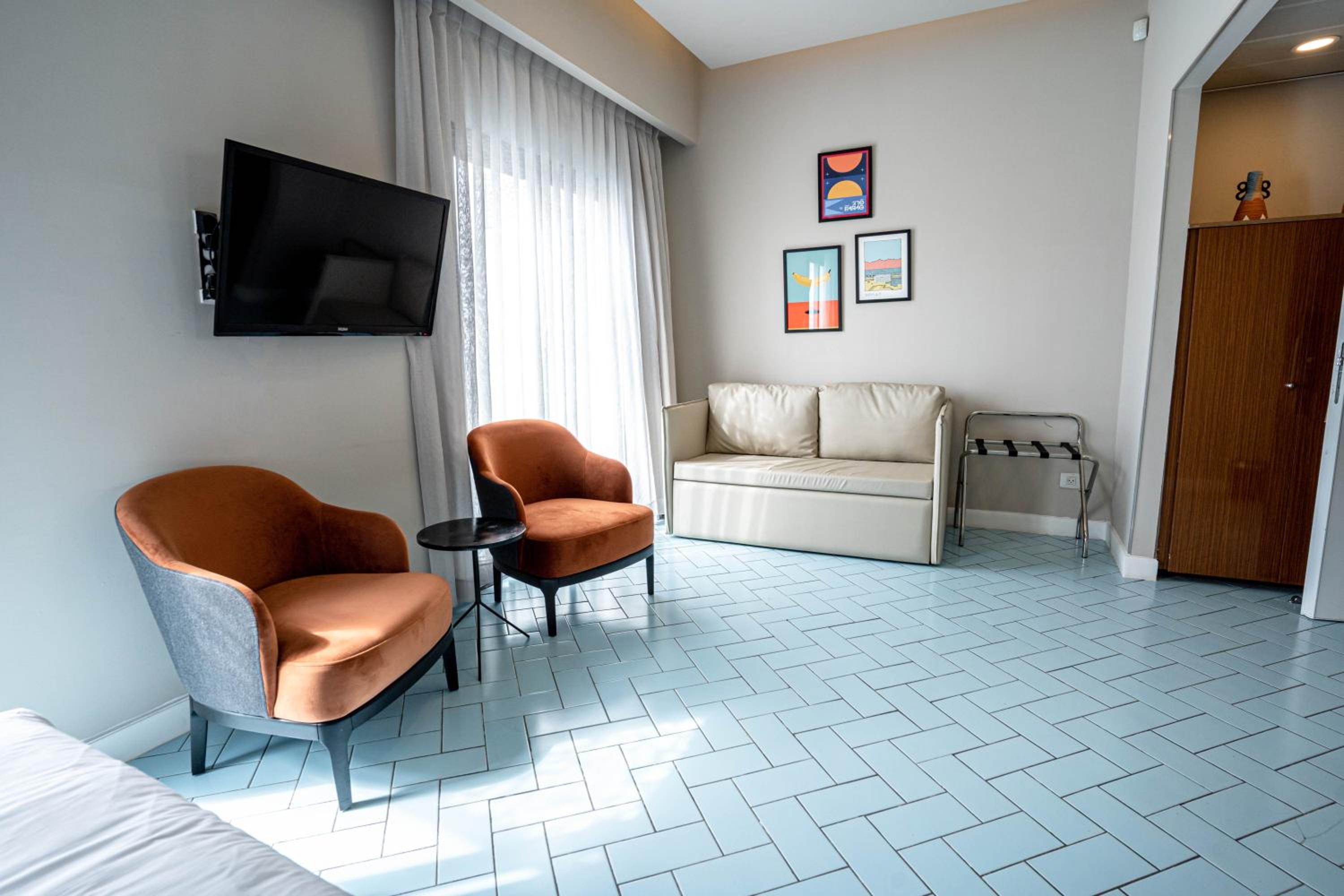 Junior Suite with Balcony (2 Adults) - Photo 6