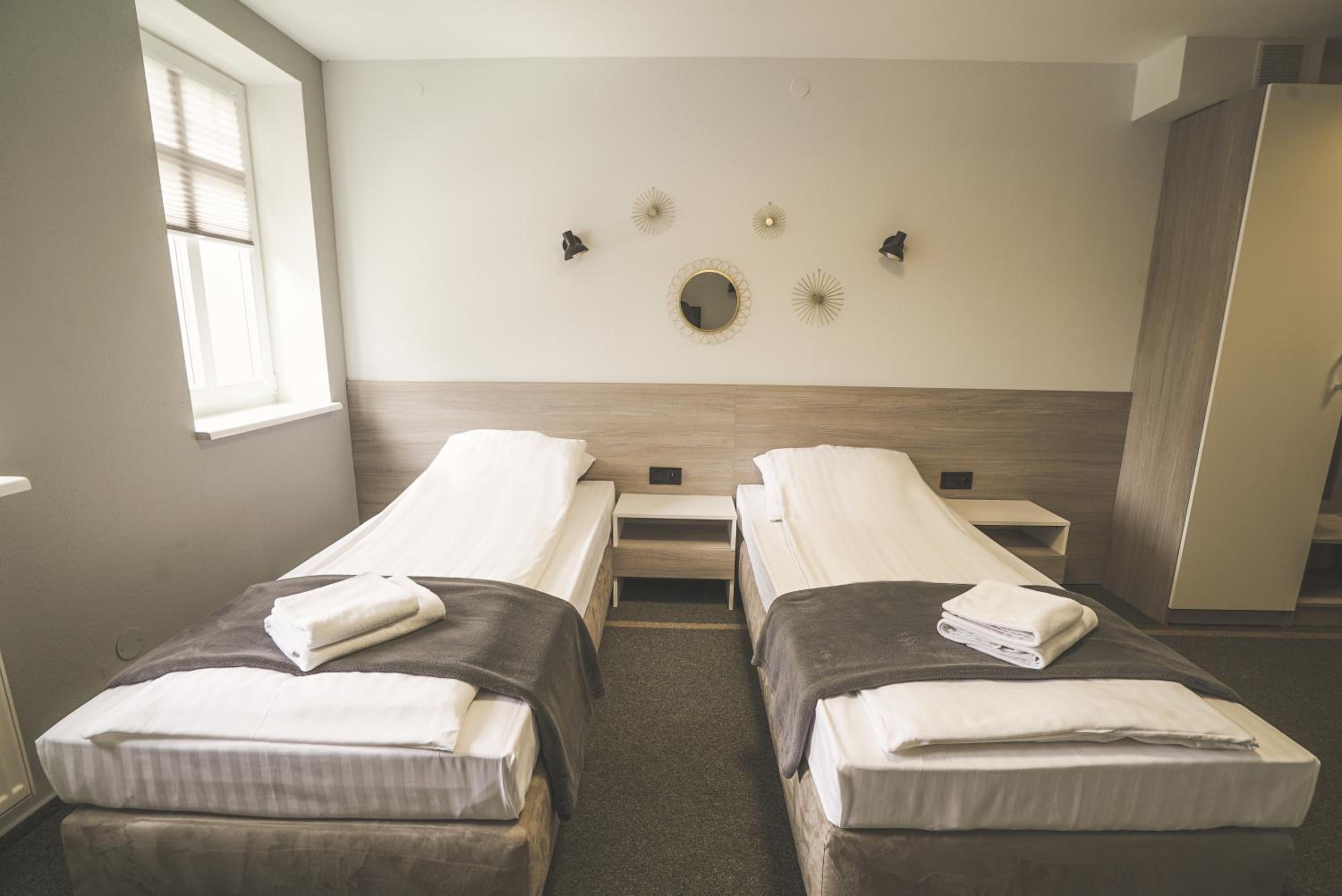 Twin Room - Photo 8