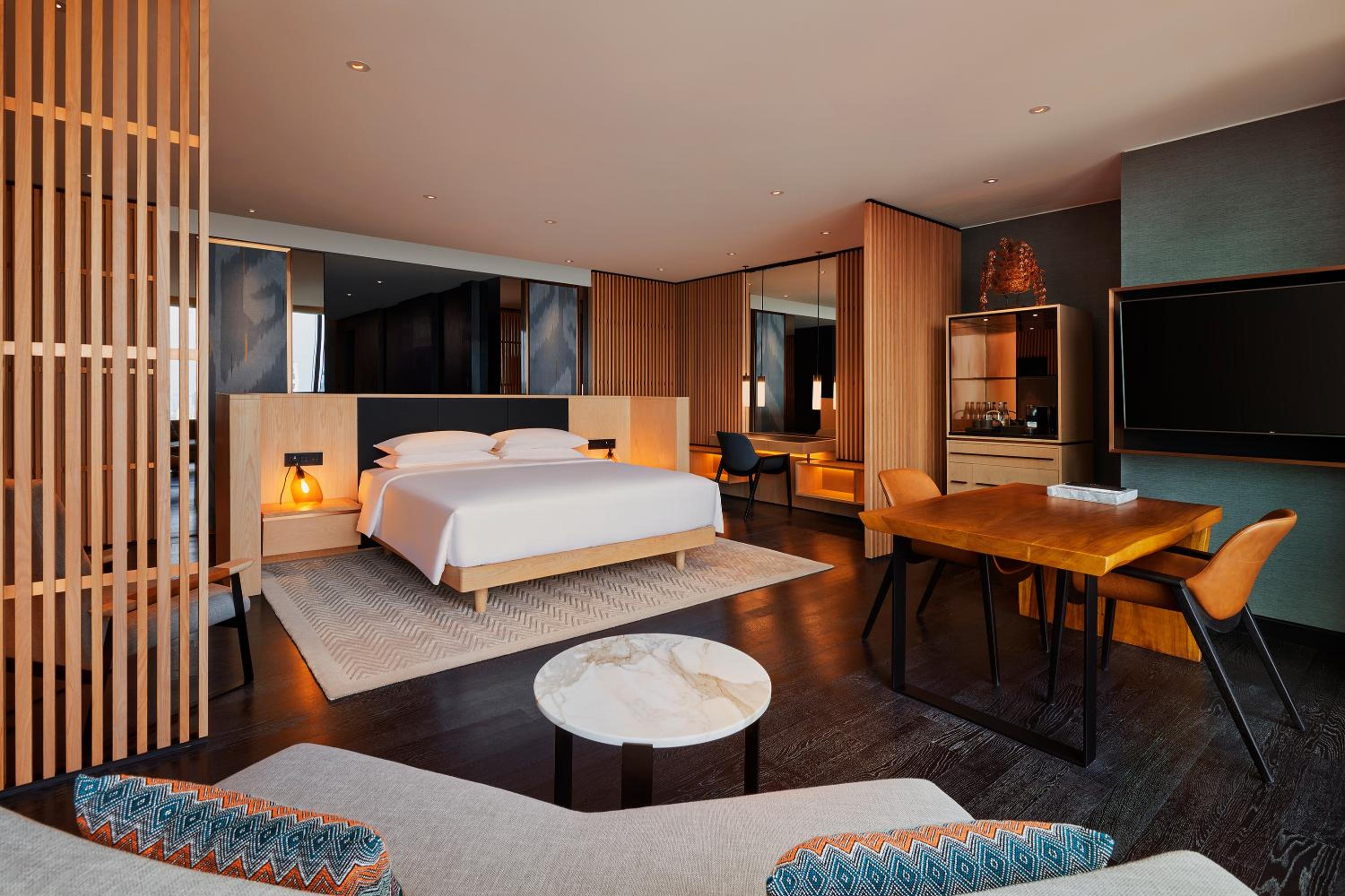 Deluxe King Room thumbnail 5