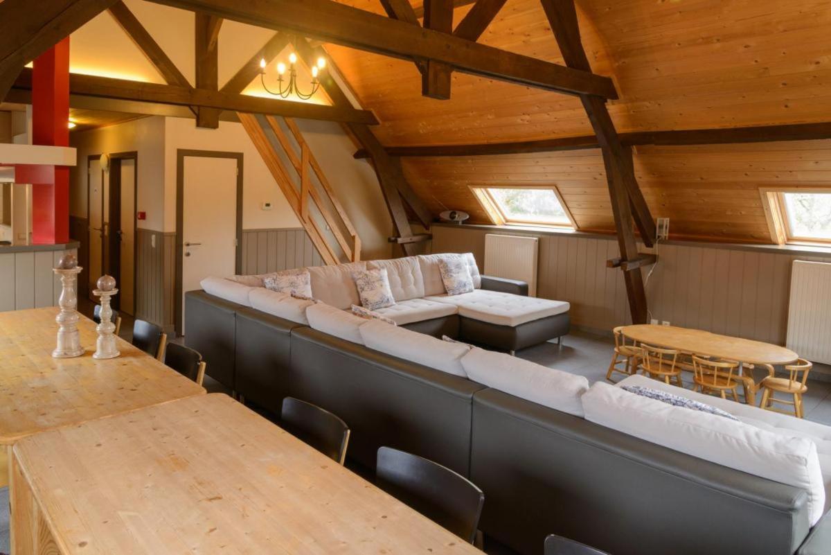 Eight-Bedroom House photo 2