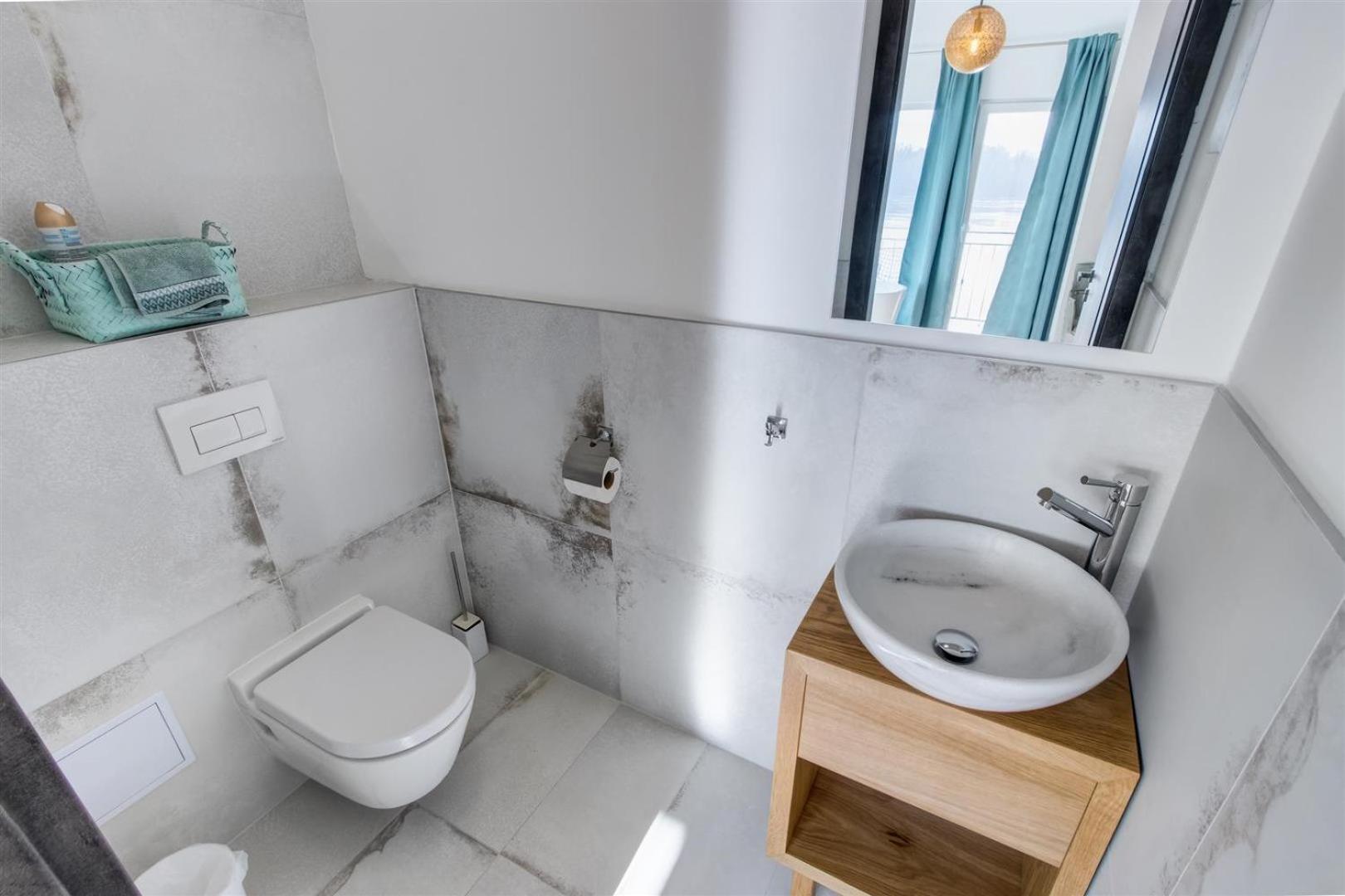 Deluxe Double Room with Bath - Photo 7