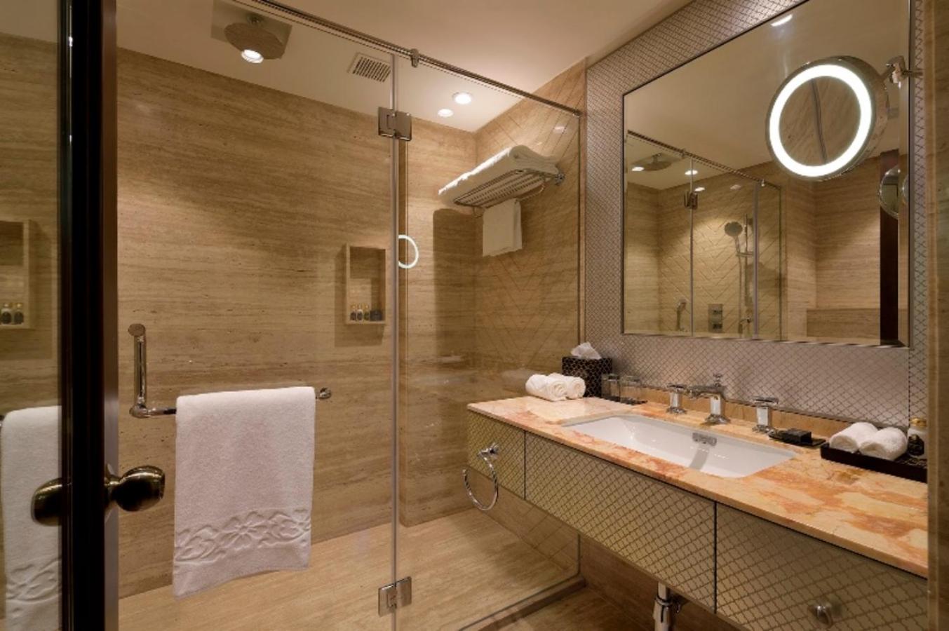 Deluxe Double Room with City View - Photo 4