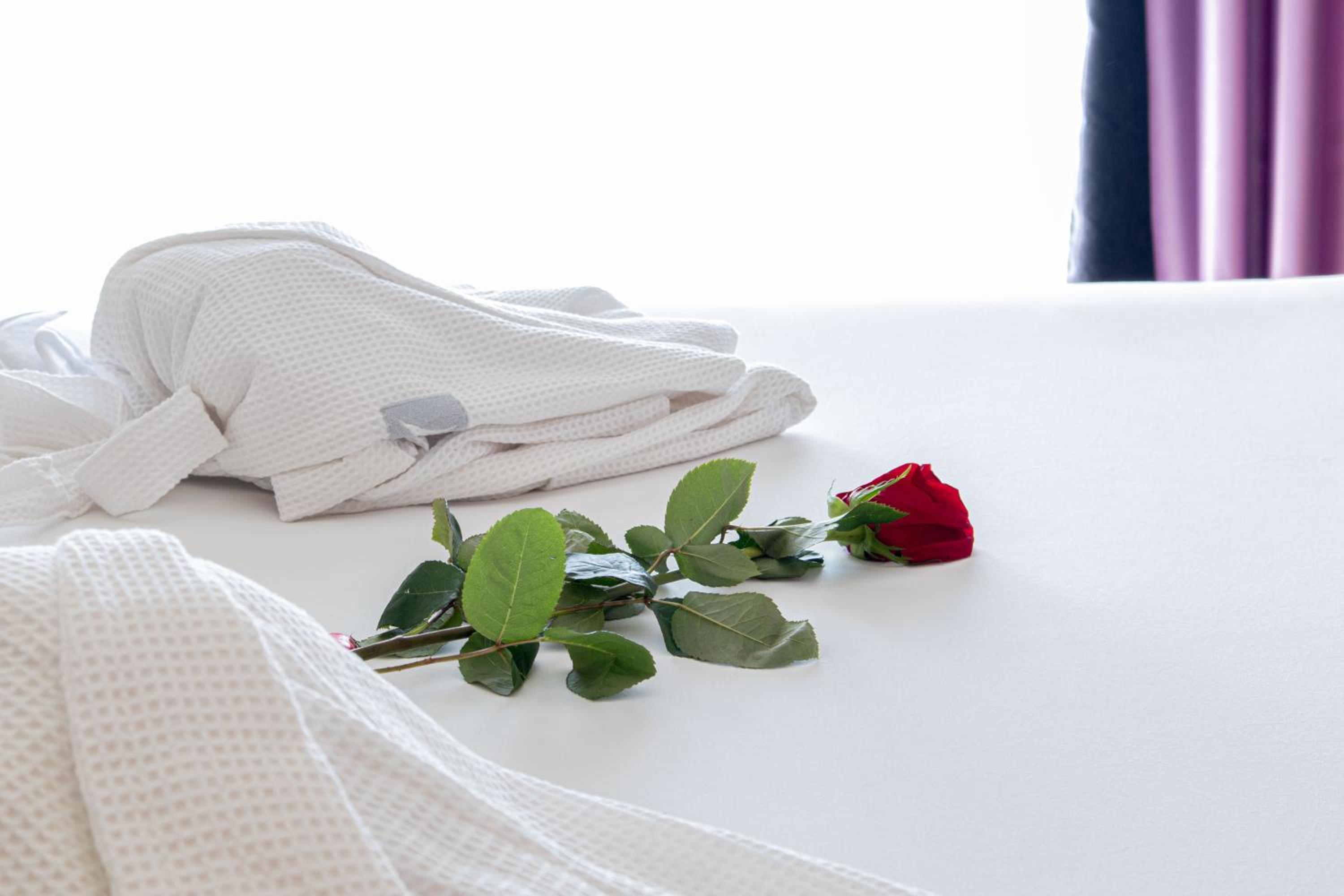 Special Offer - Double or Twin Room with Sea View - Romantic Package - Photo 3