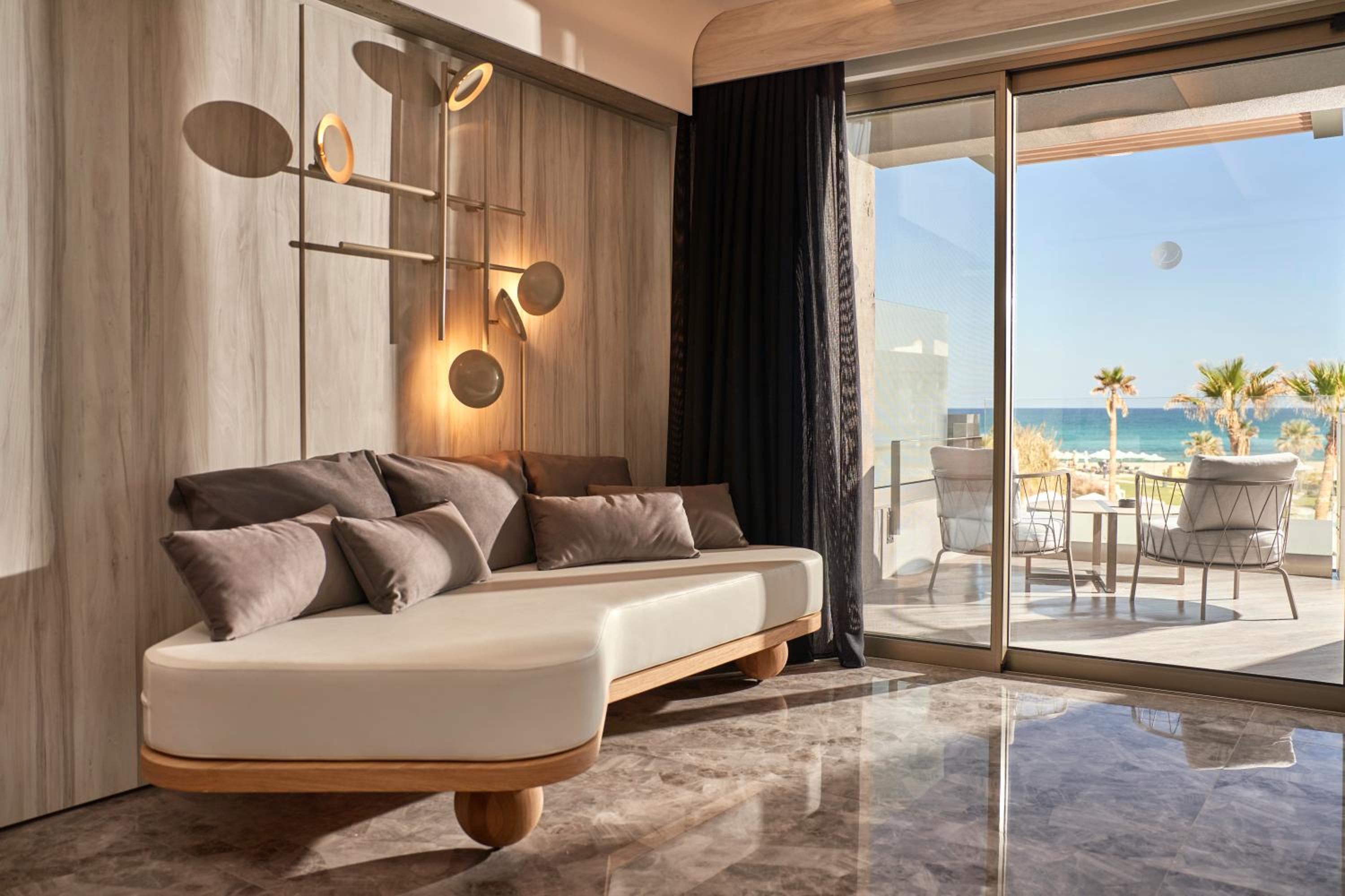 Nautilux Suite with Hot Tub & Sea View - Photo 6