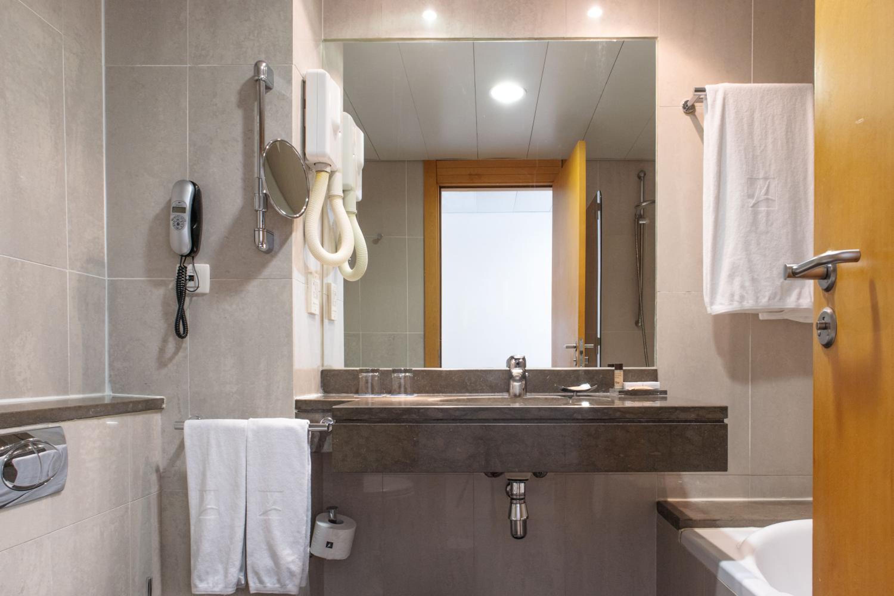Double or Twin Room with Sea View - Photo 5