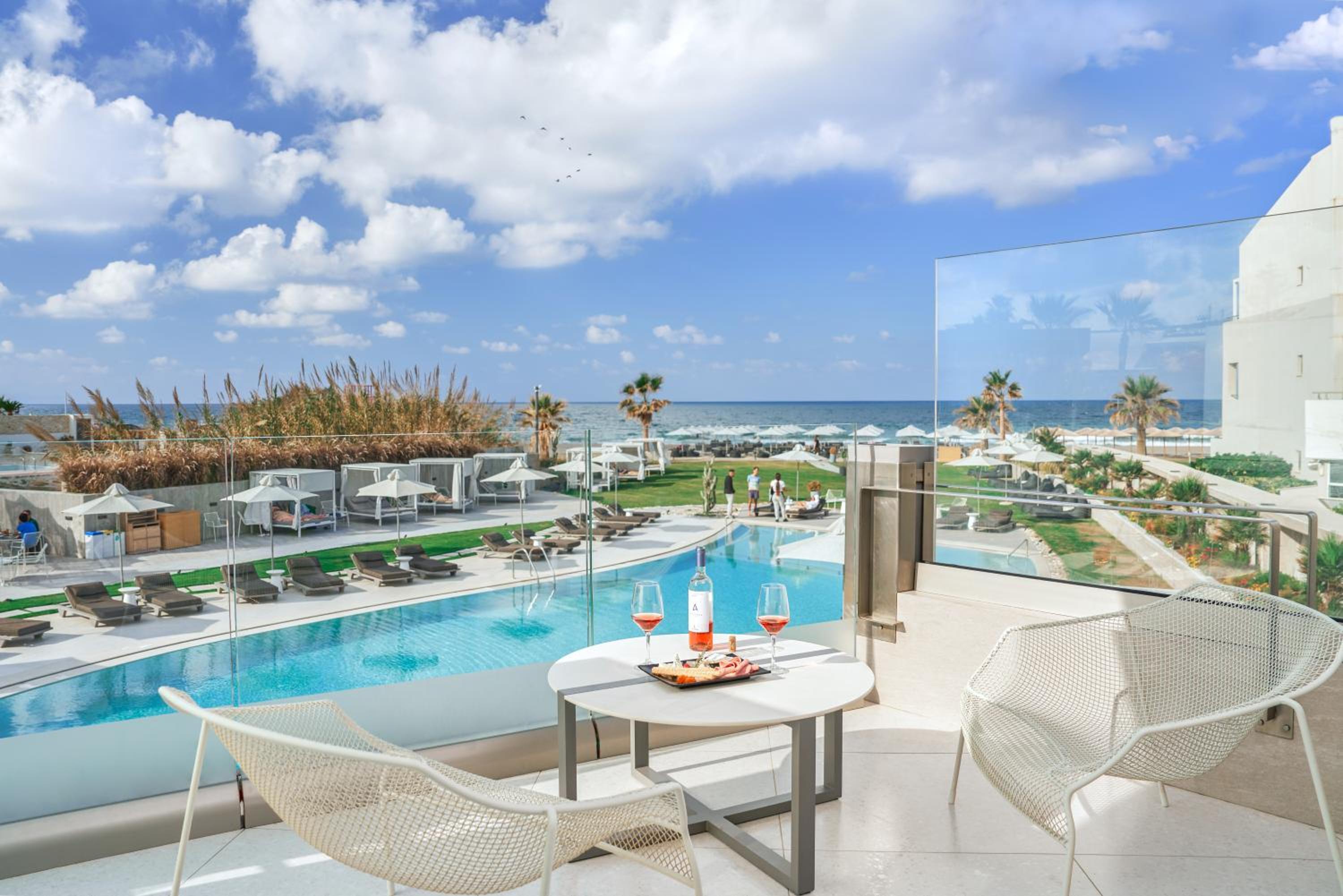 Deluxe Suite with Hot Tub & Sea View - Photo 2
