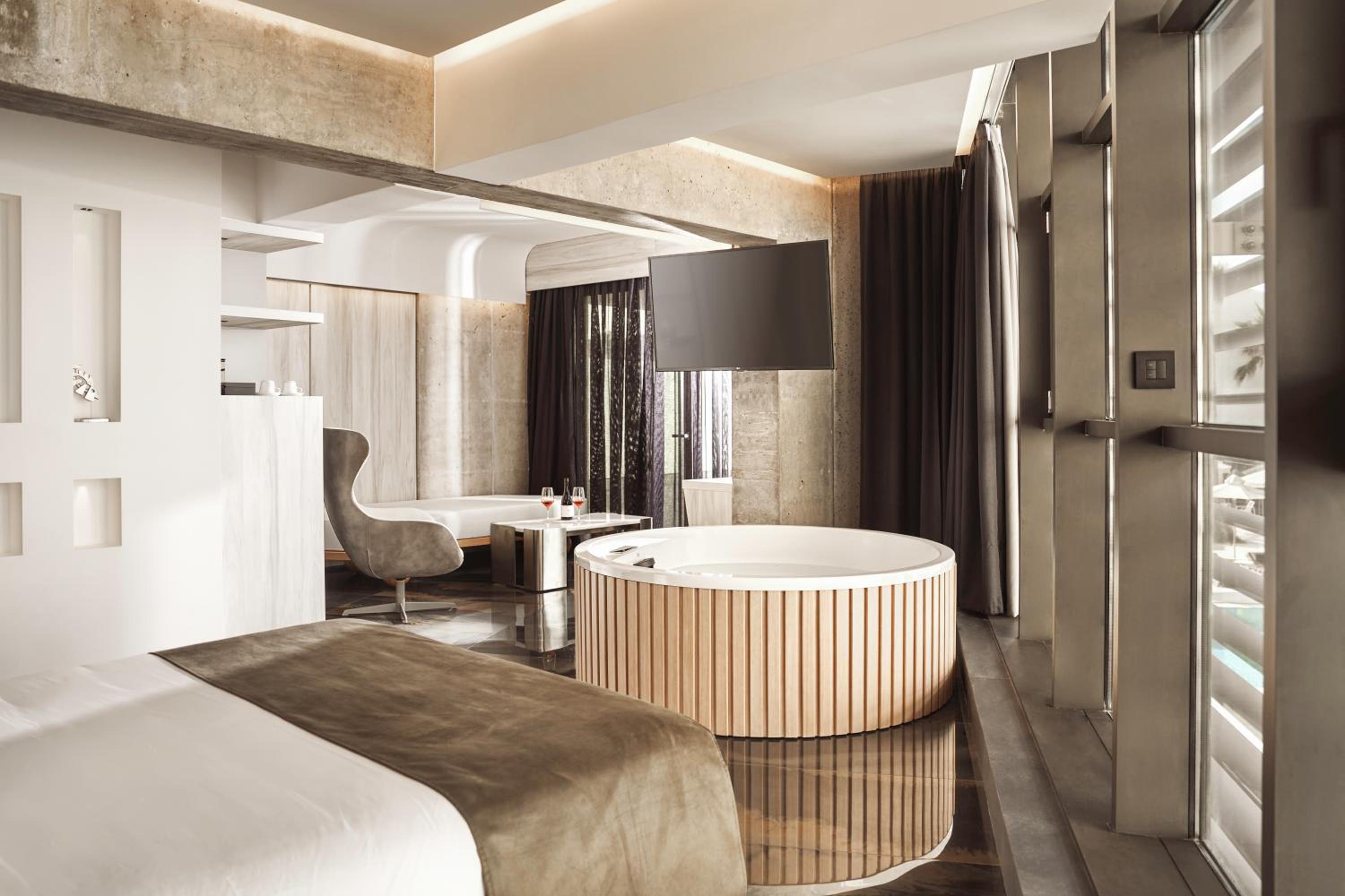 Deluxe Suite with Hot Tub & Sea View - Photo 4