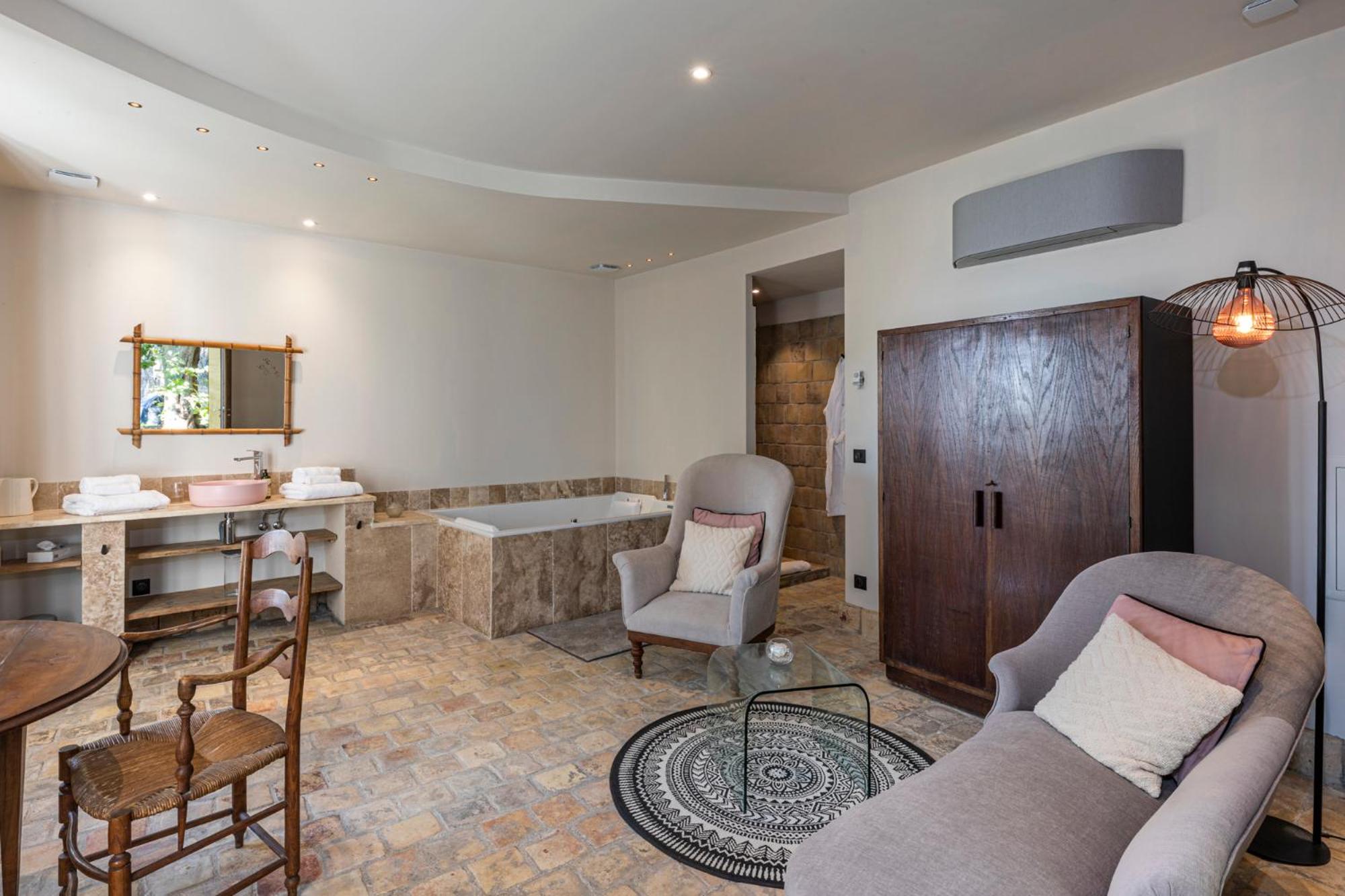 Double Room with Spa Bath photo 1