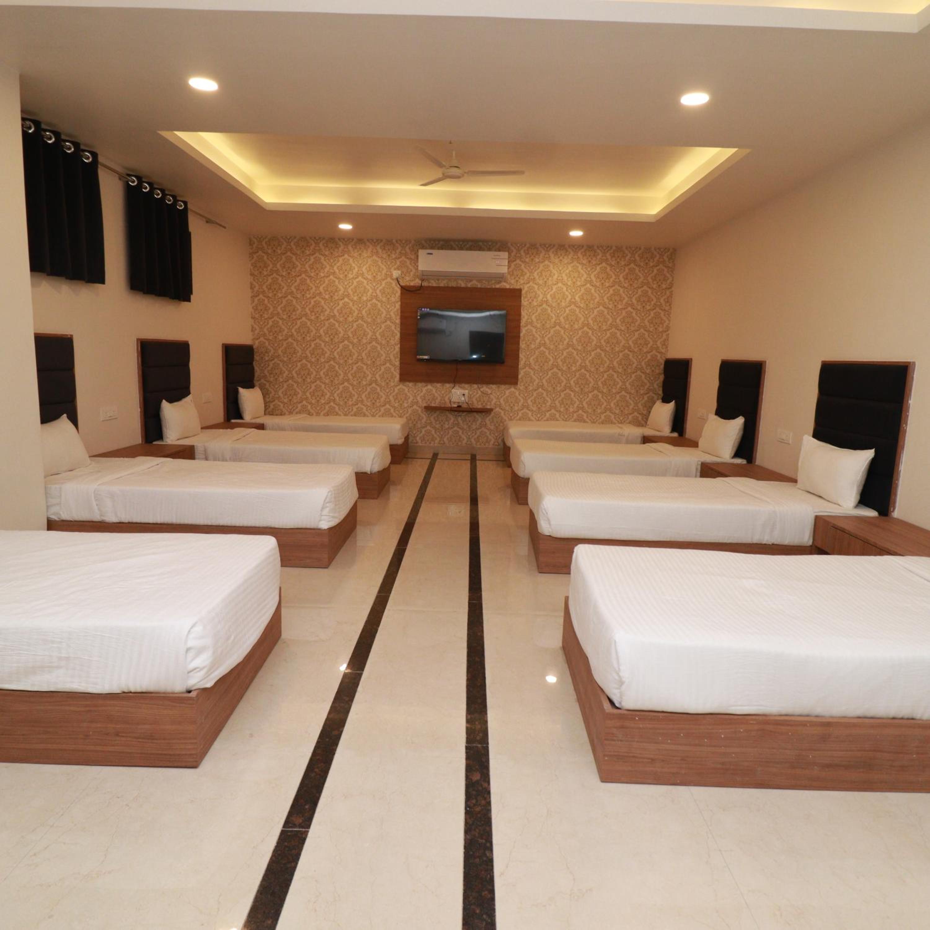 8-Bed Mixed Dormitory Room photo 2