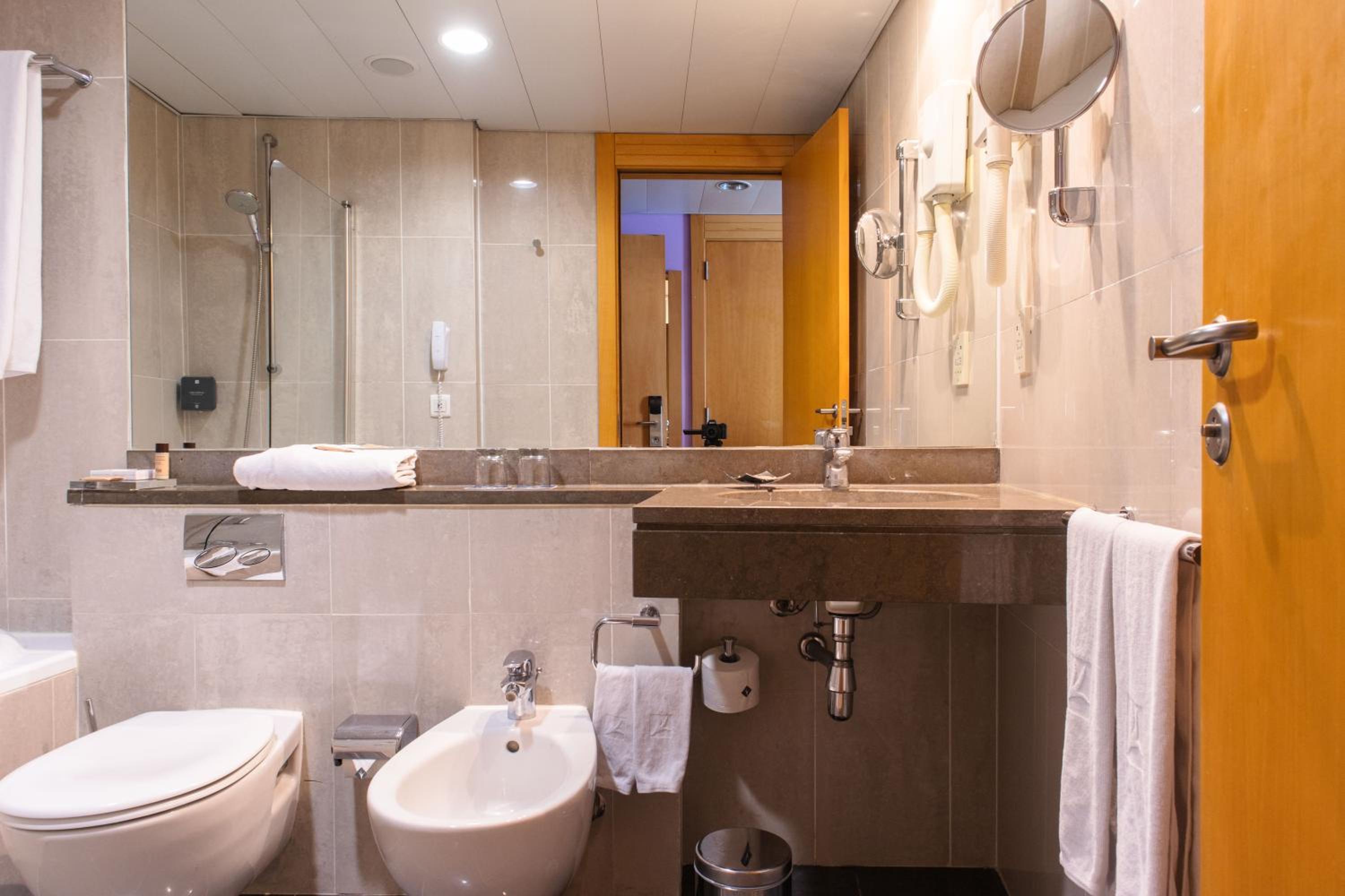 Double or Twin Room with Extra Bed - Photo 7