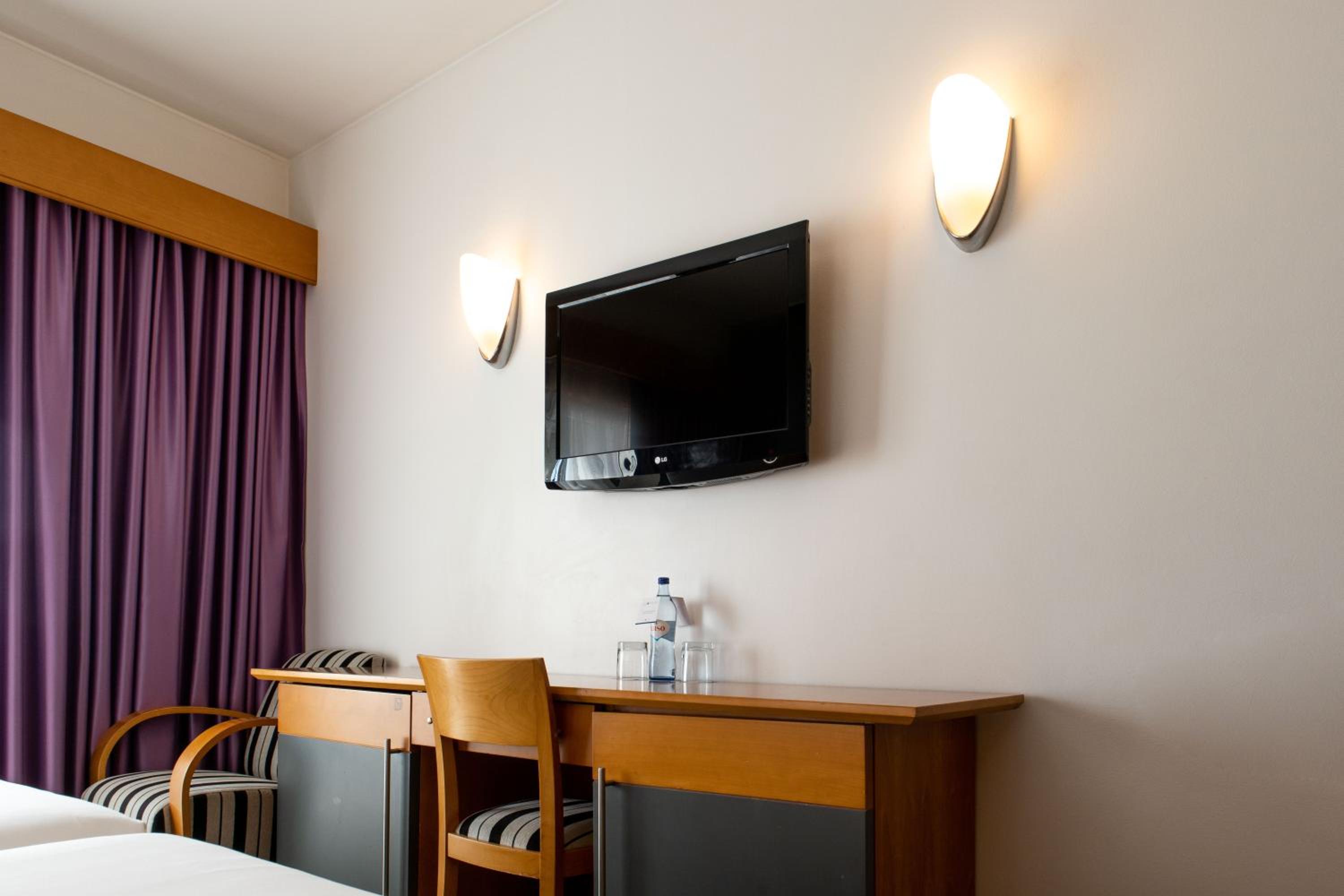 Double or Twin Room with Extra Bed and Sea View - Photo 5