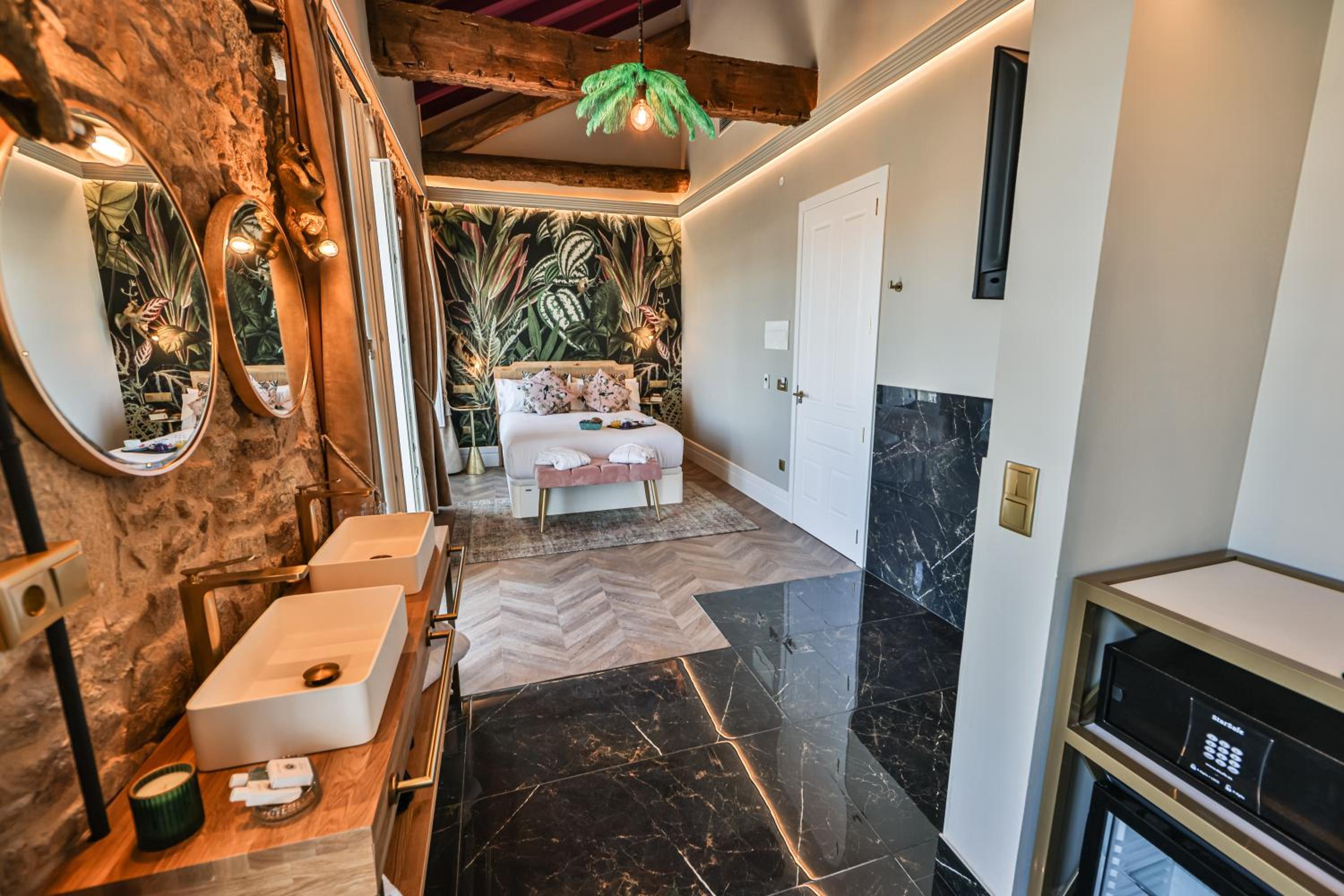 Double Room with Balcony and Sea View - Photo 2