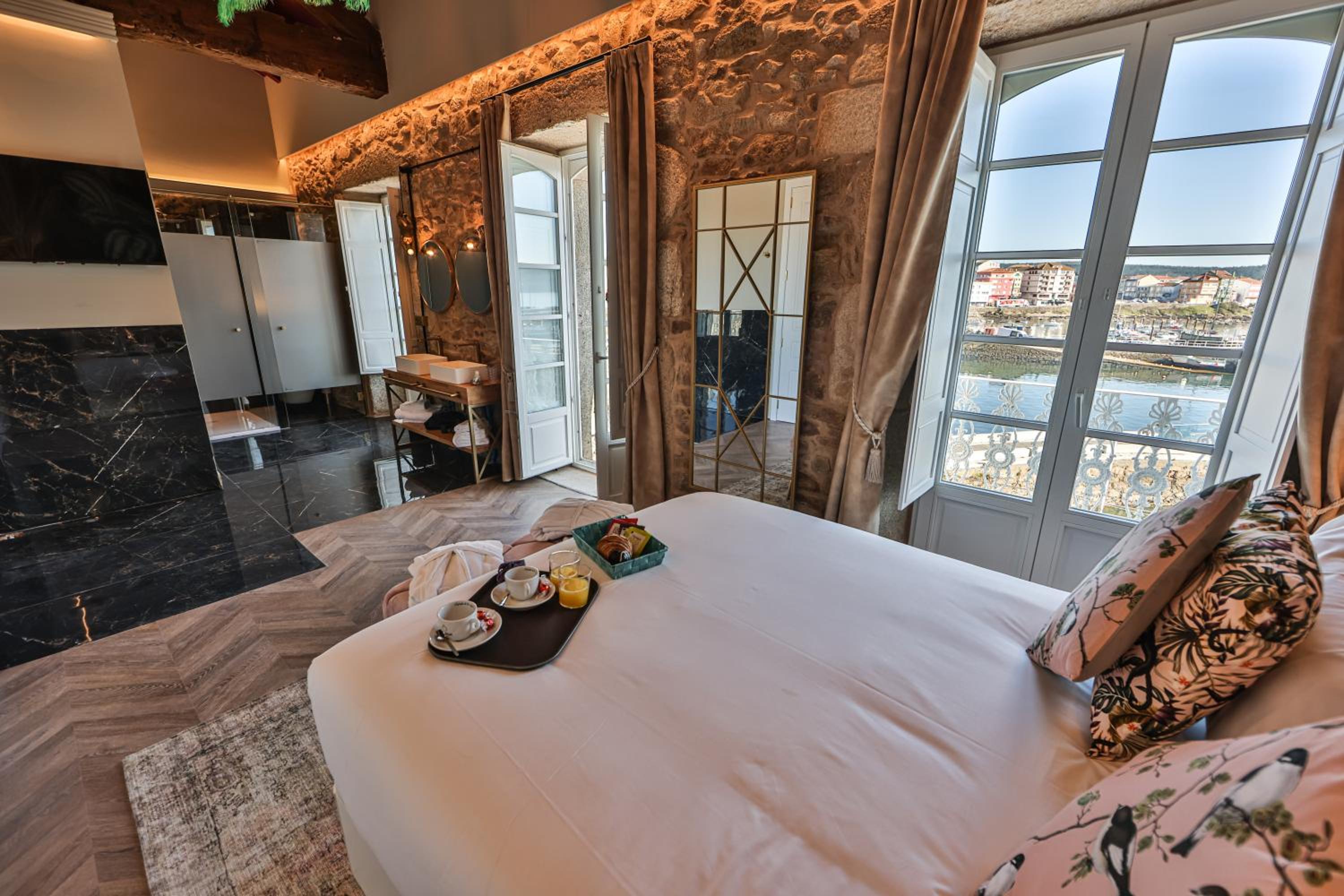 Double Room with Balcony and Sea View - Photo 3