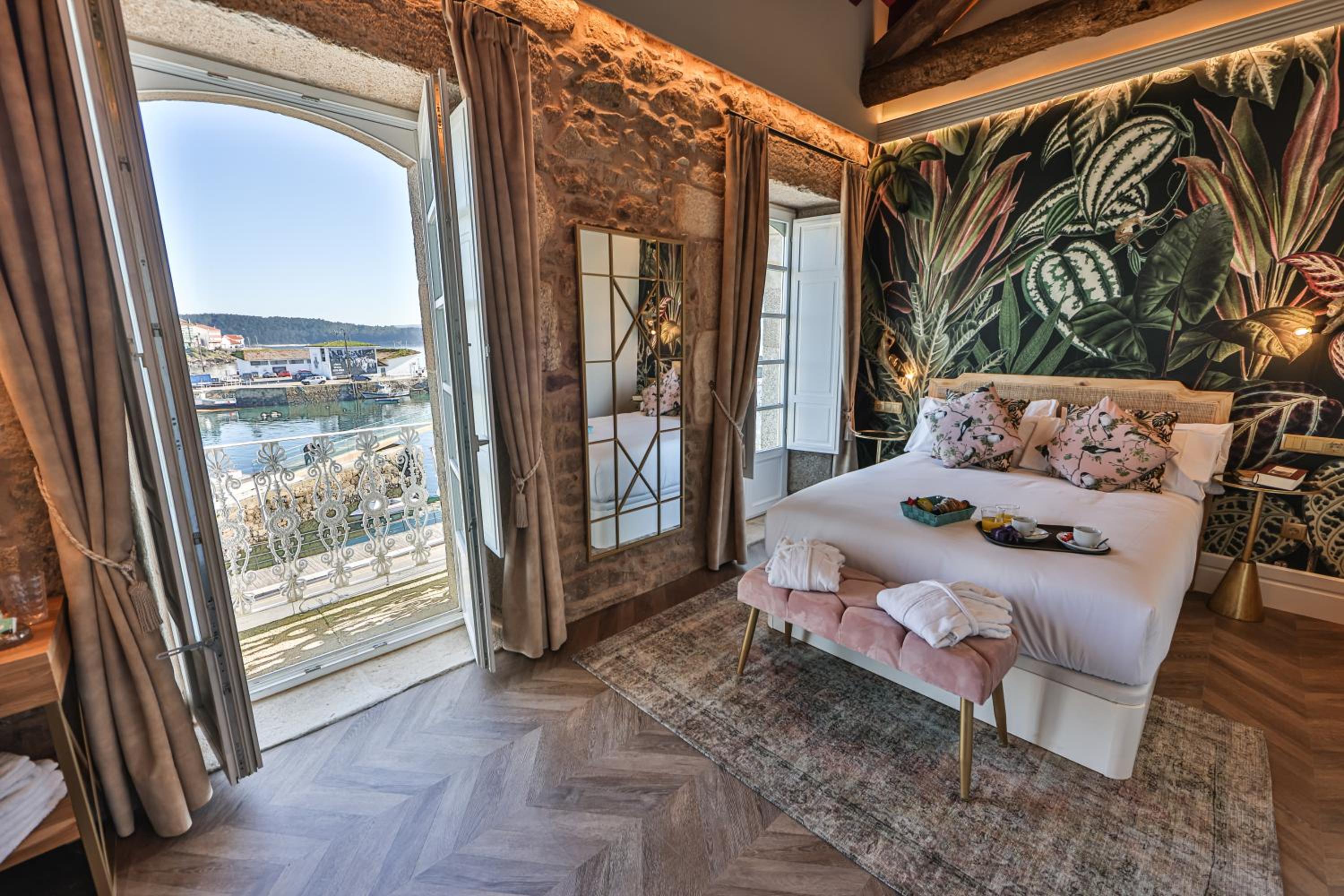 Double Room with Balcony and Sea View - Photo 1