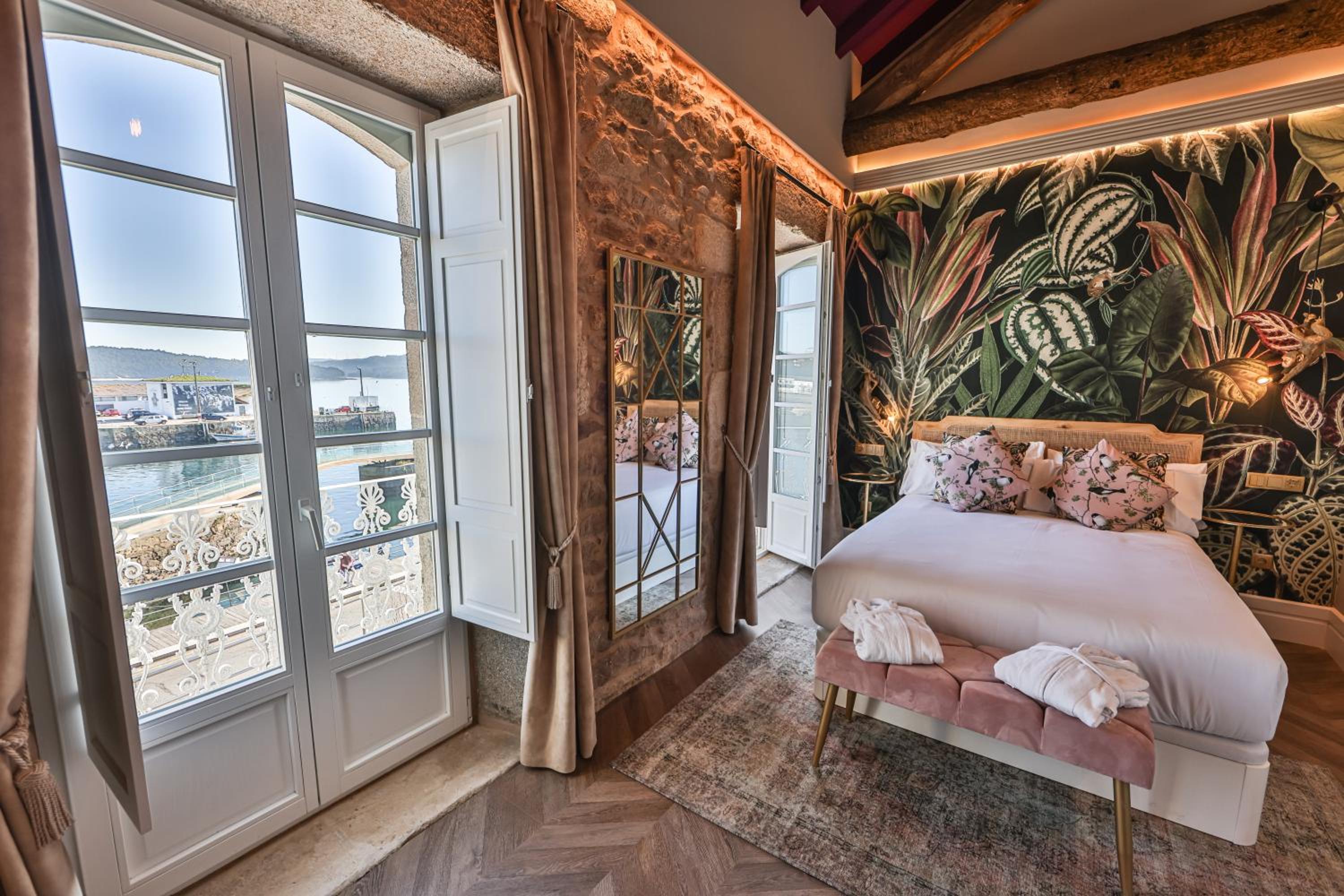 Double Room with Balcony and Sea View - Photo 5
