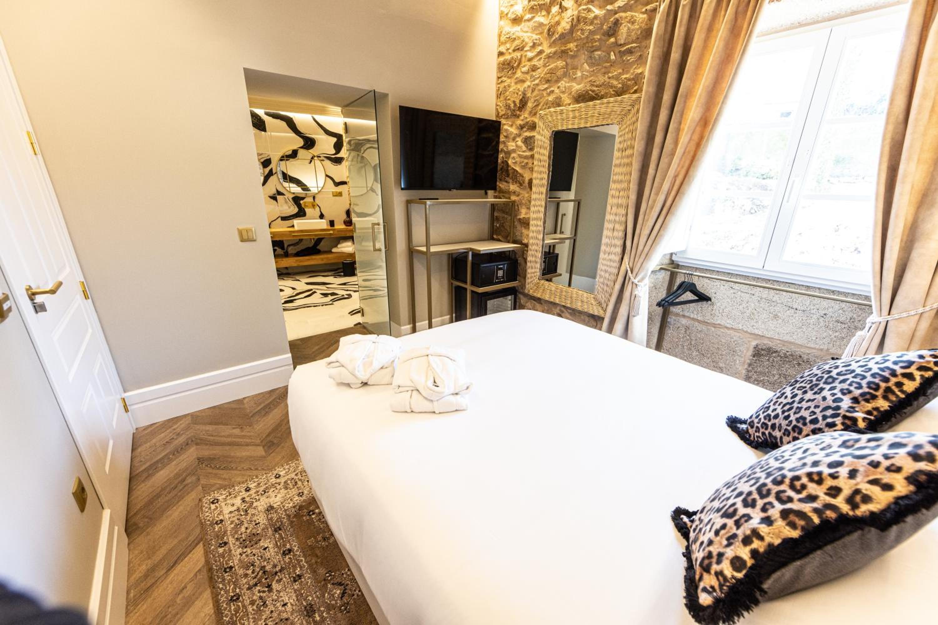 Deluxe Double Room with Bath - Photo 4