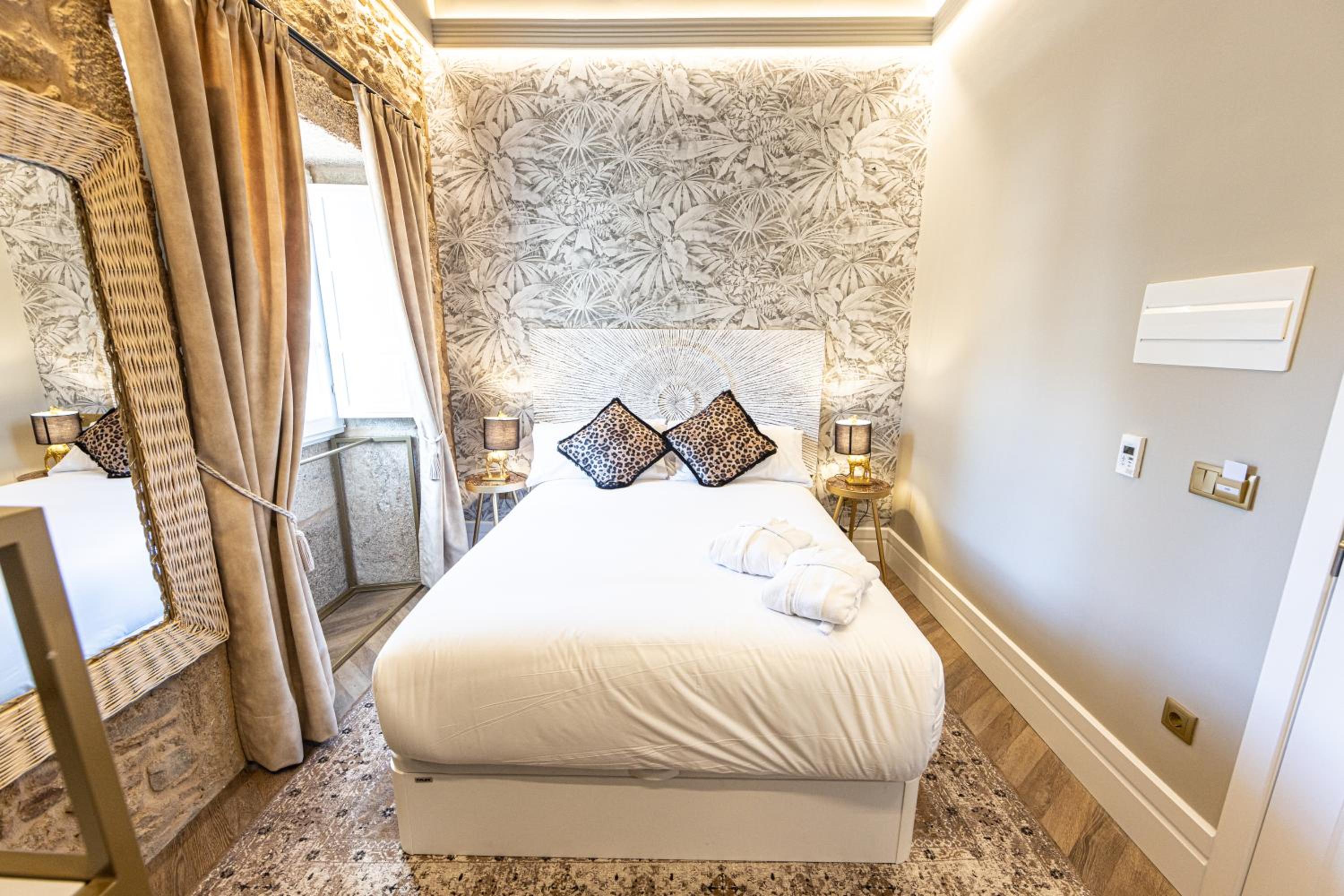 Deluxe Double Room with Bath - Photo 1