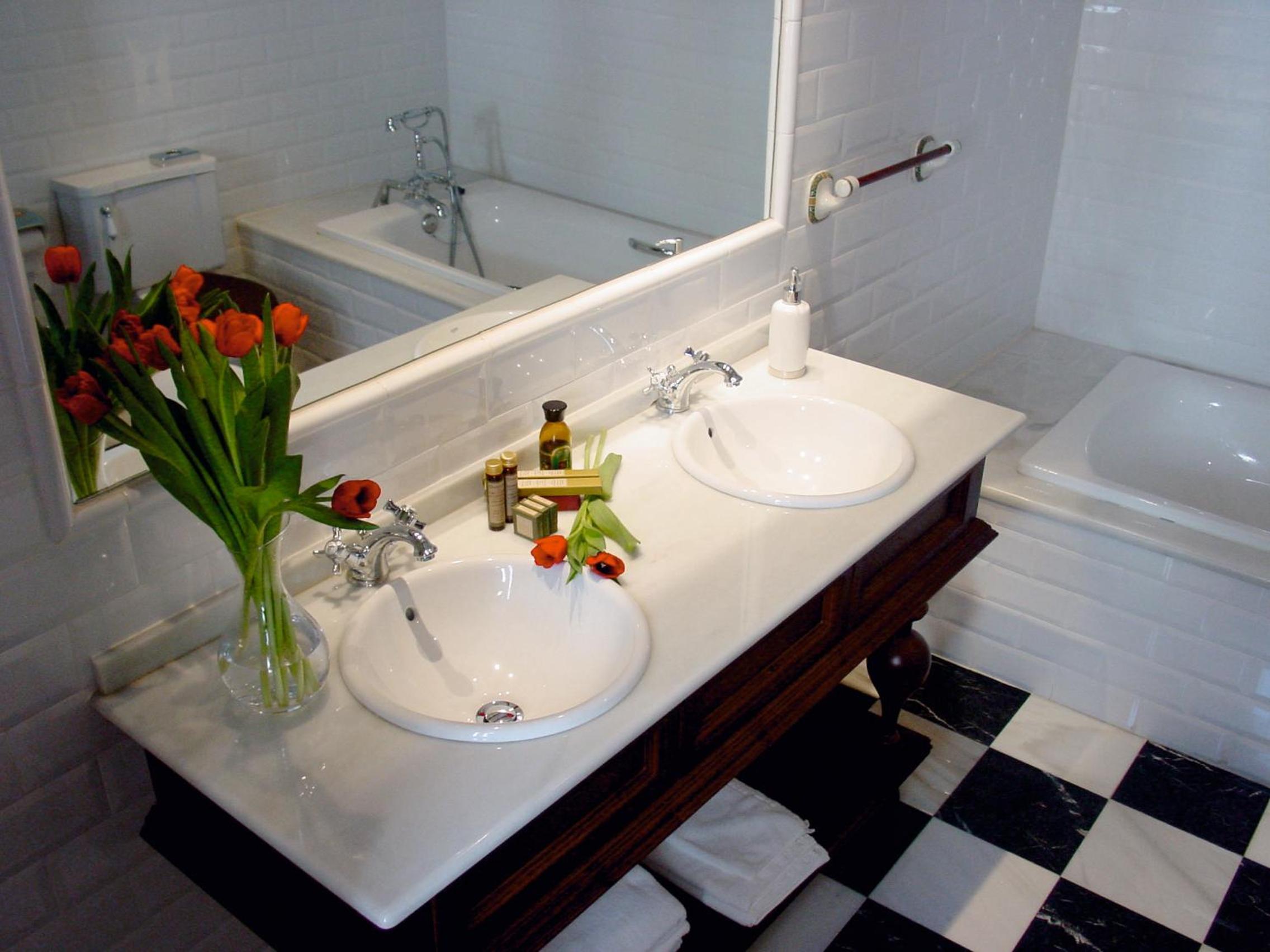 Suite - Photo 18
