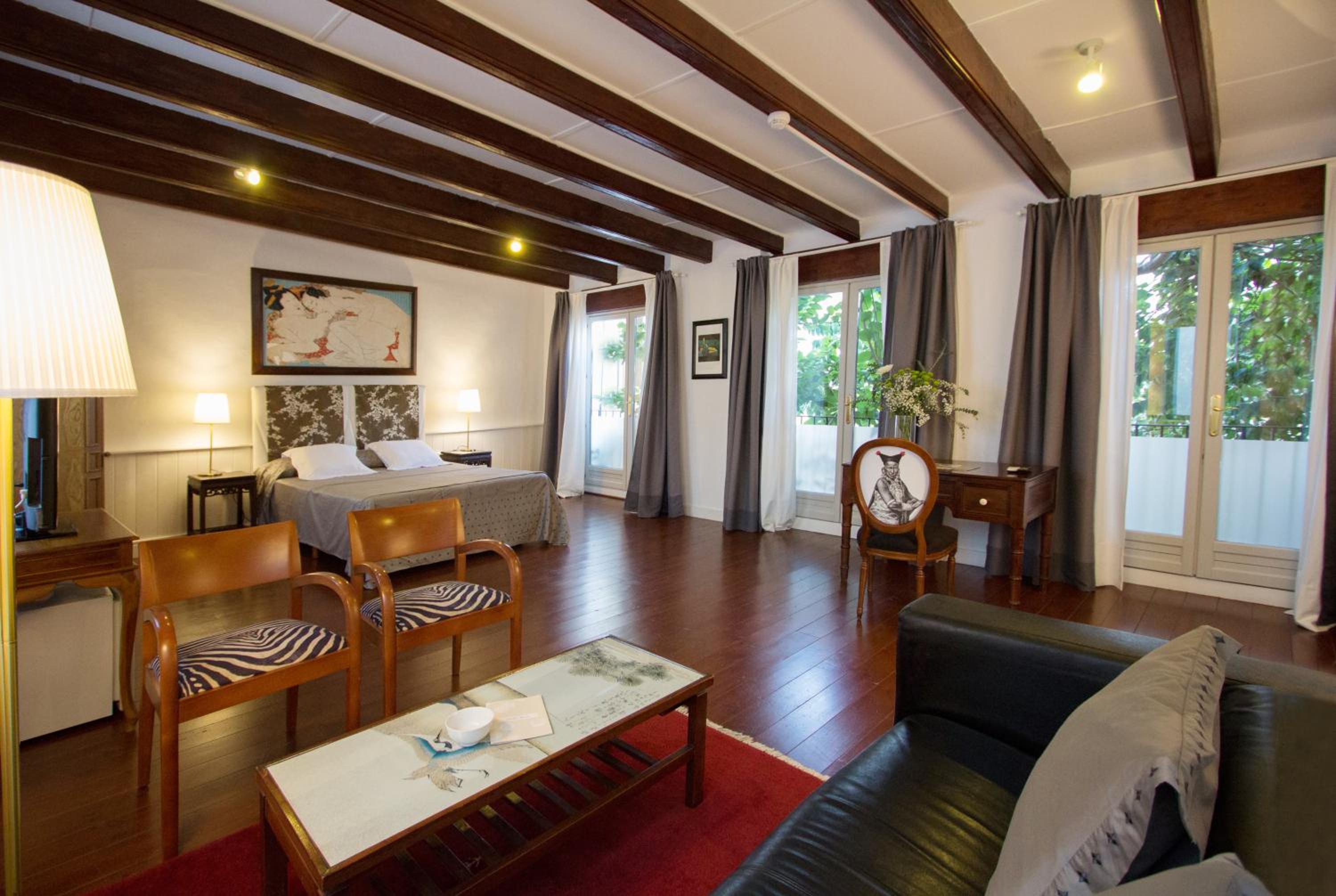 Suite - Photo 11