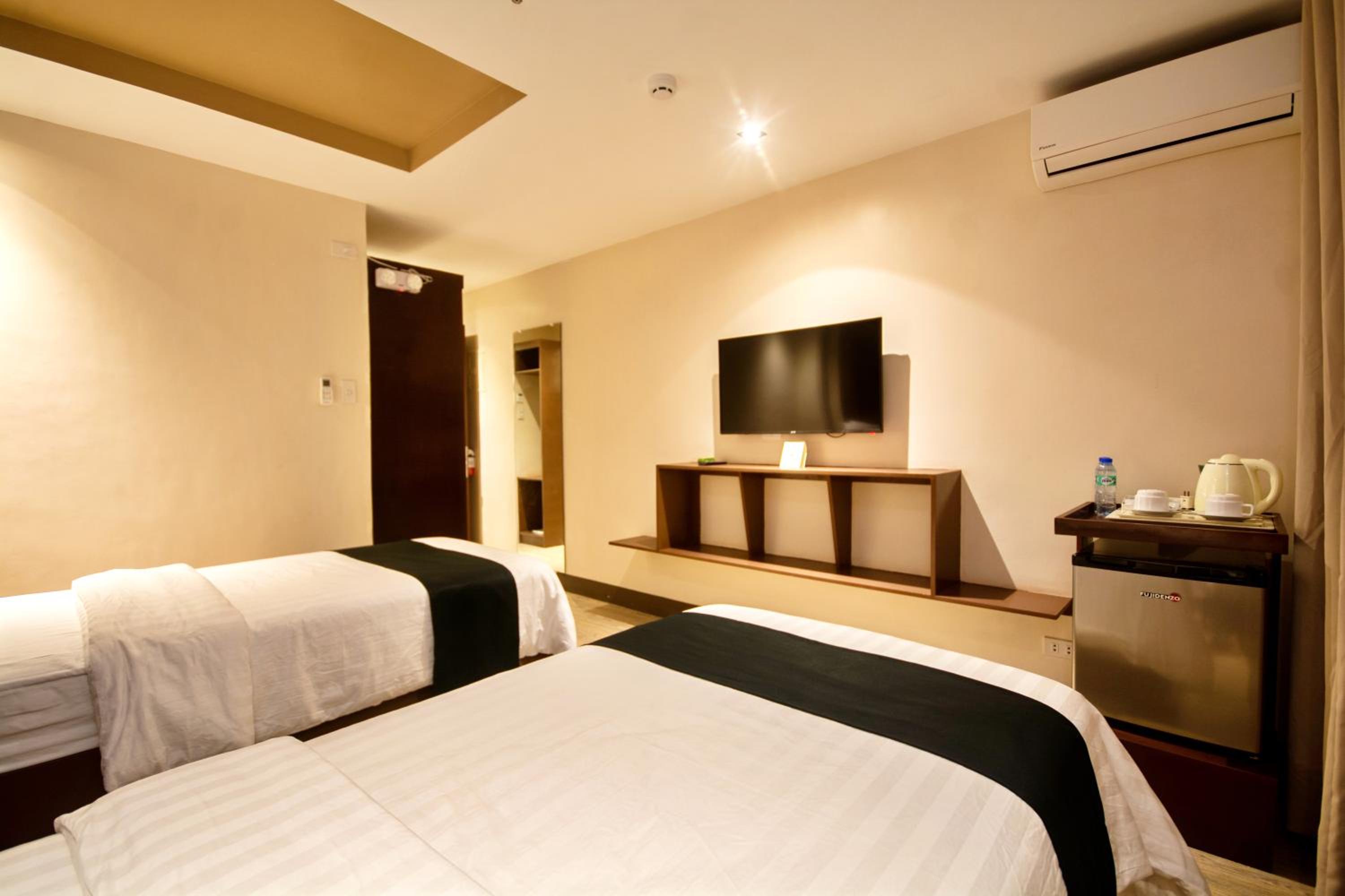Standard Twin Room - Photo 7