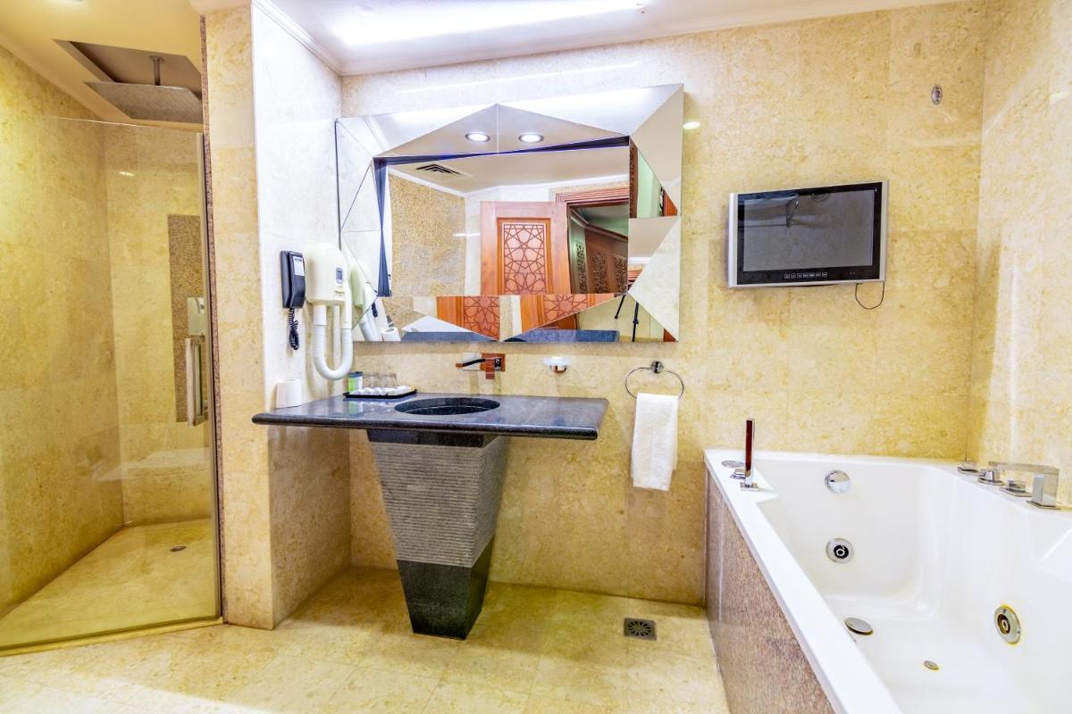 Deluxe Queen Suite photo 1