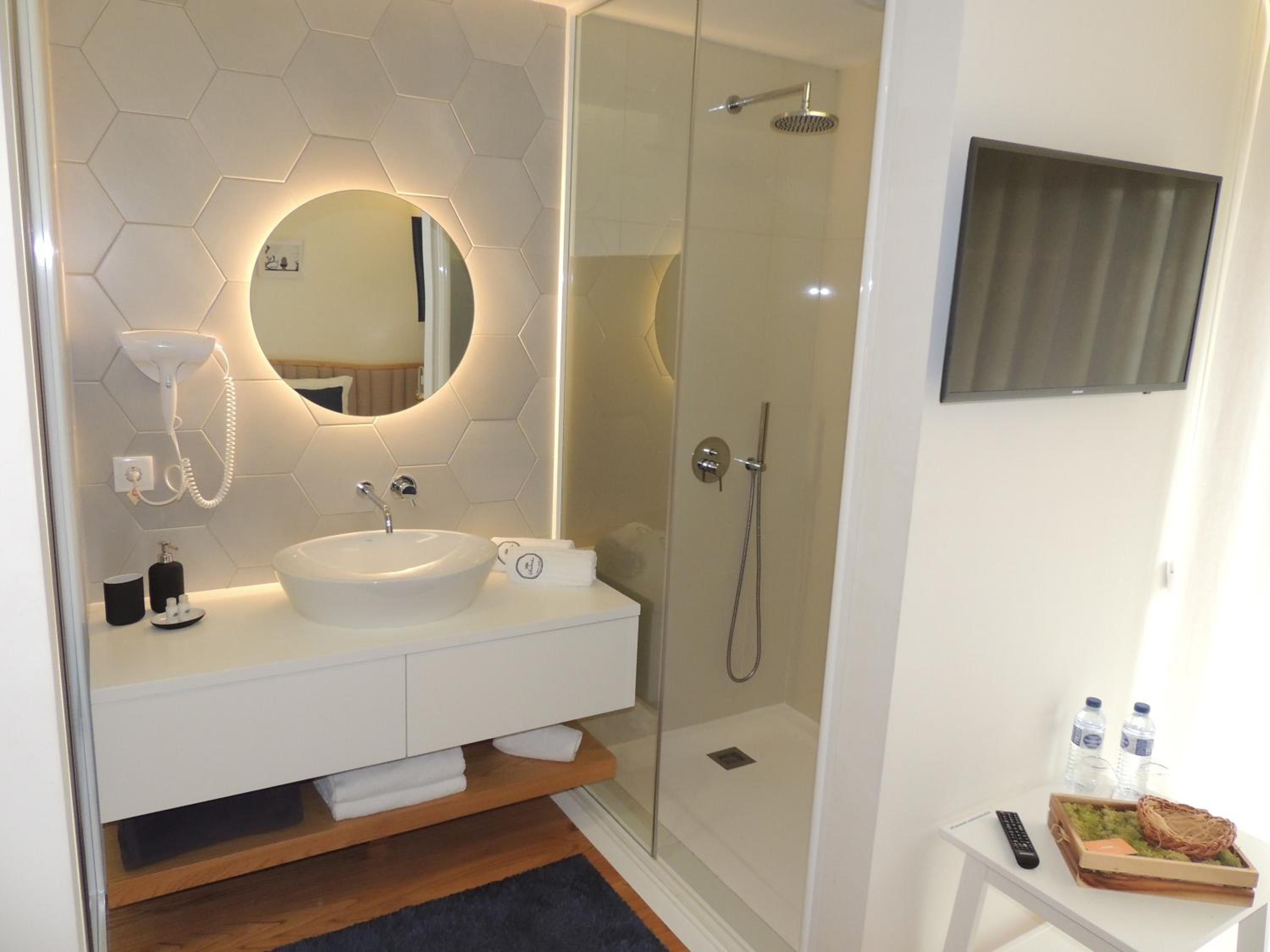 Suite with Pool View - Photo 2