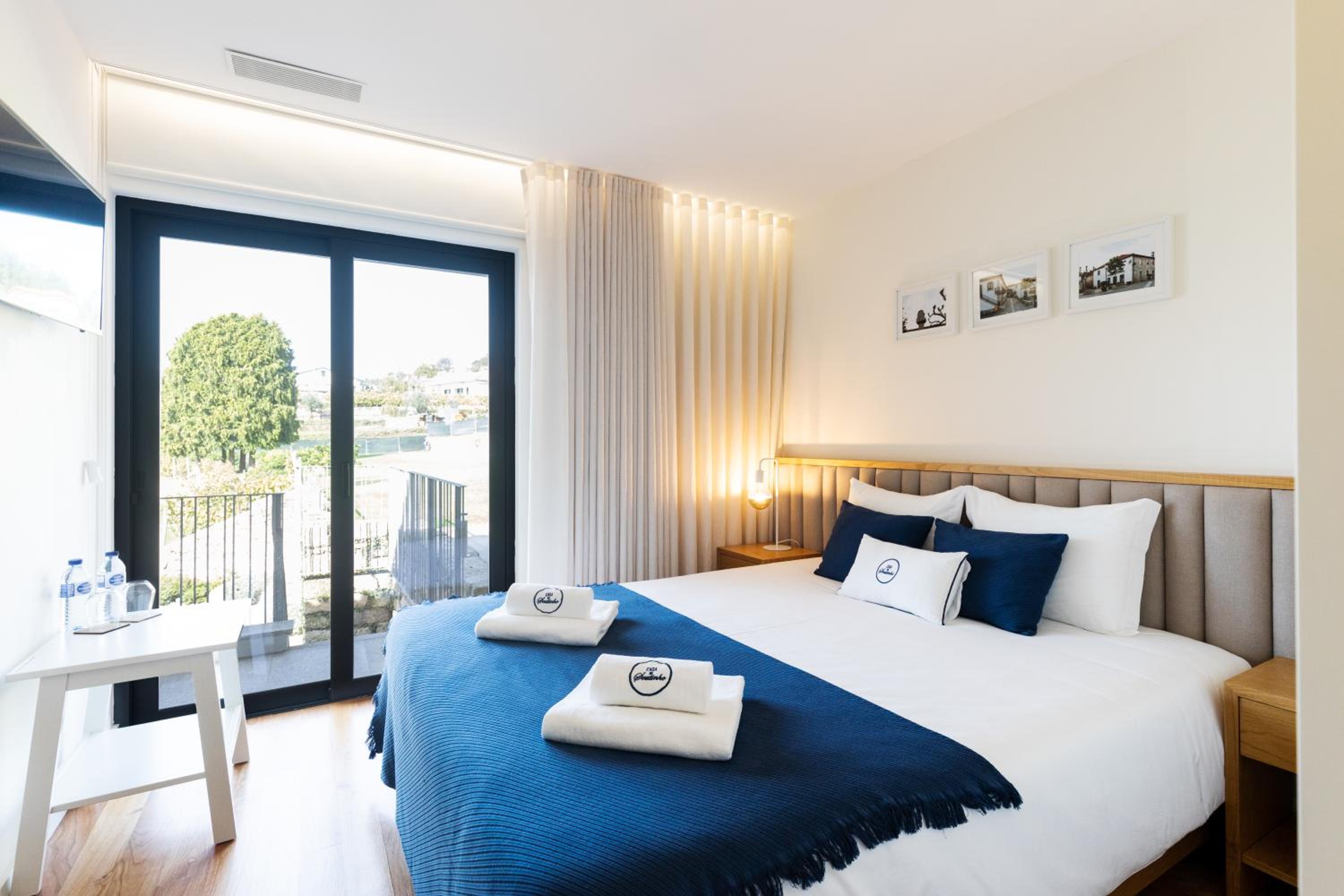 Suite with Pool View - Photo 4