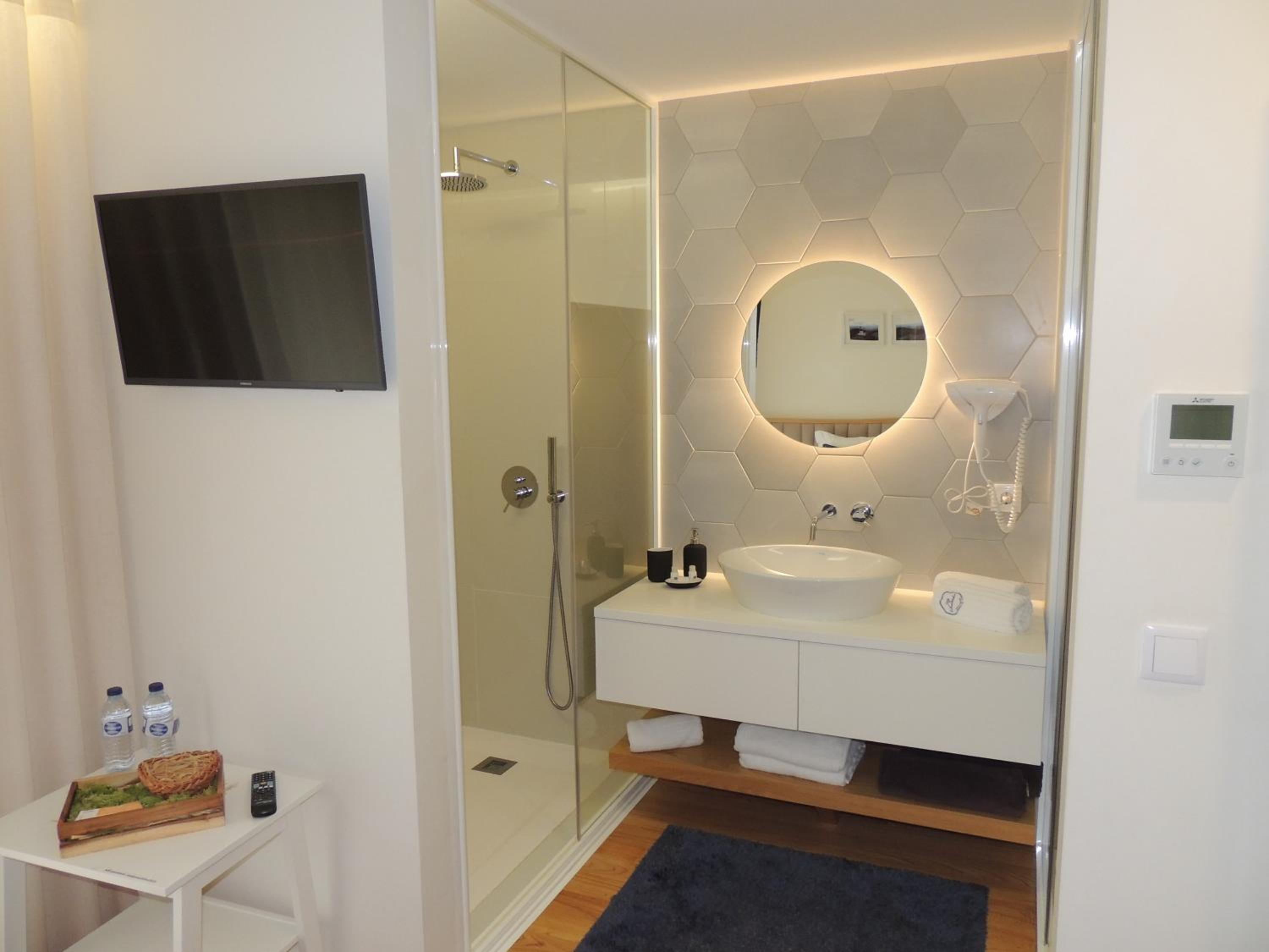 Suite with Pool View - Photo 6