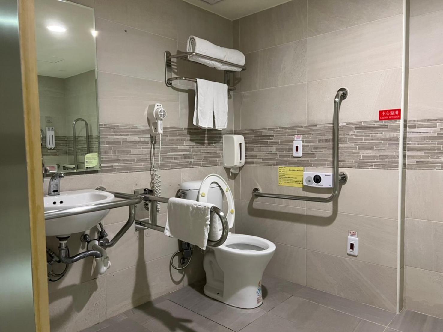 Queen Accessible Room-no window