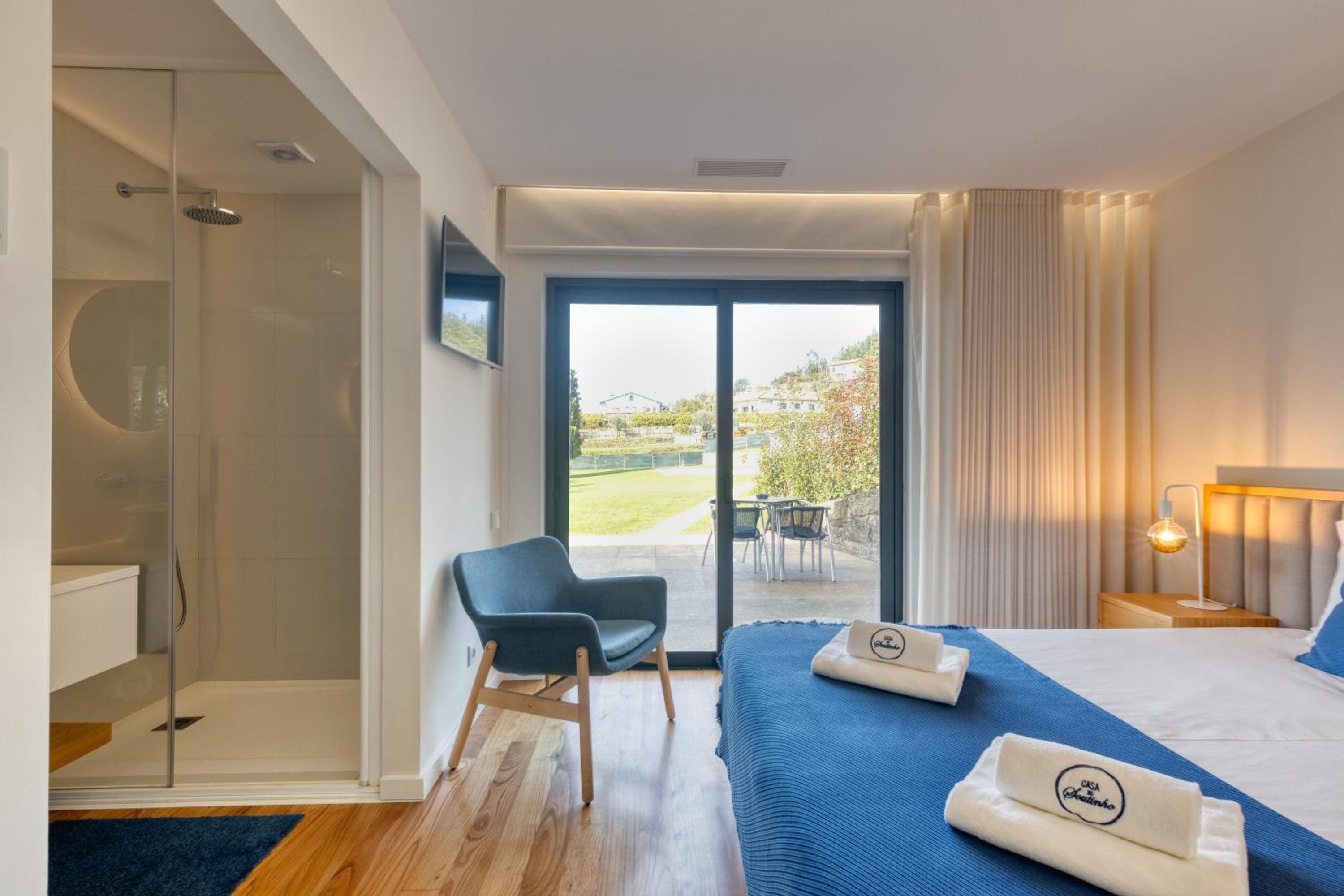 Junior Suite with Pool View - Photo 4