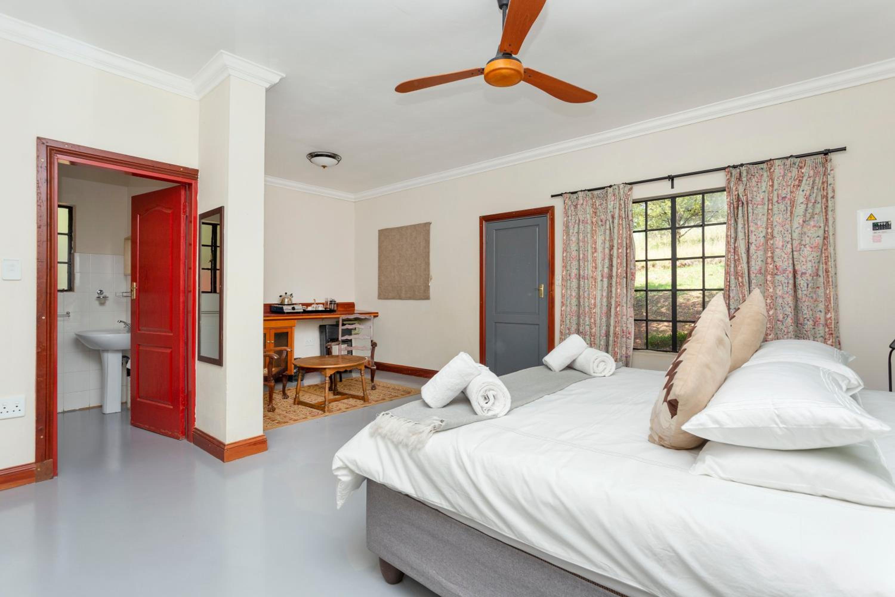 King Room with Balcony - Photo 1