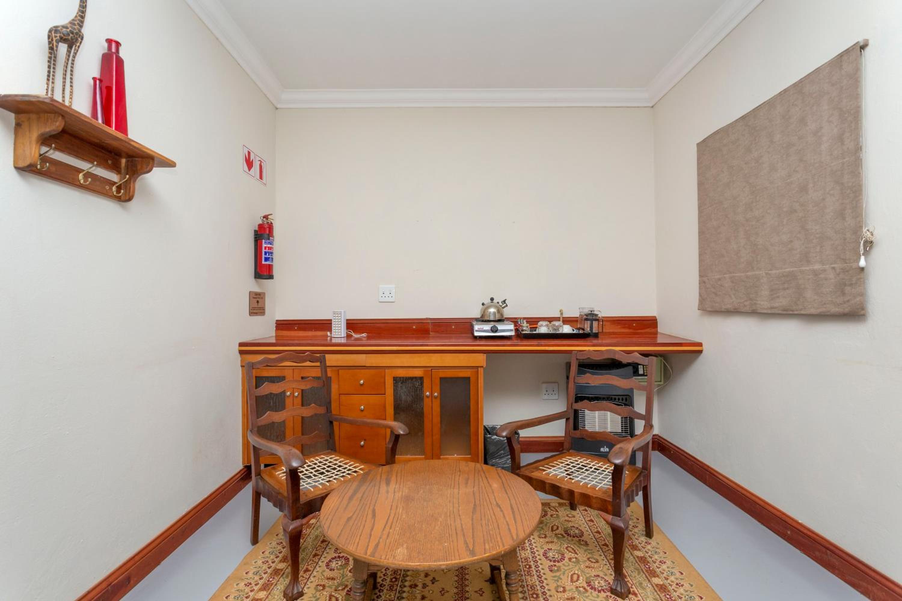 King Room with Balcony - Photo 4