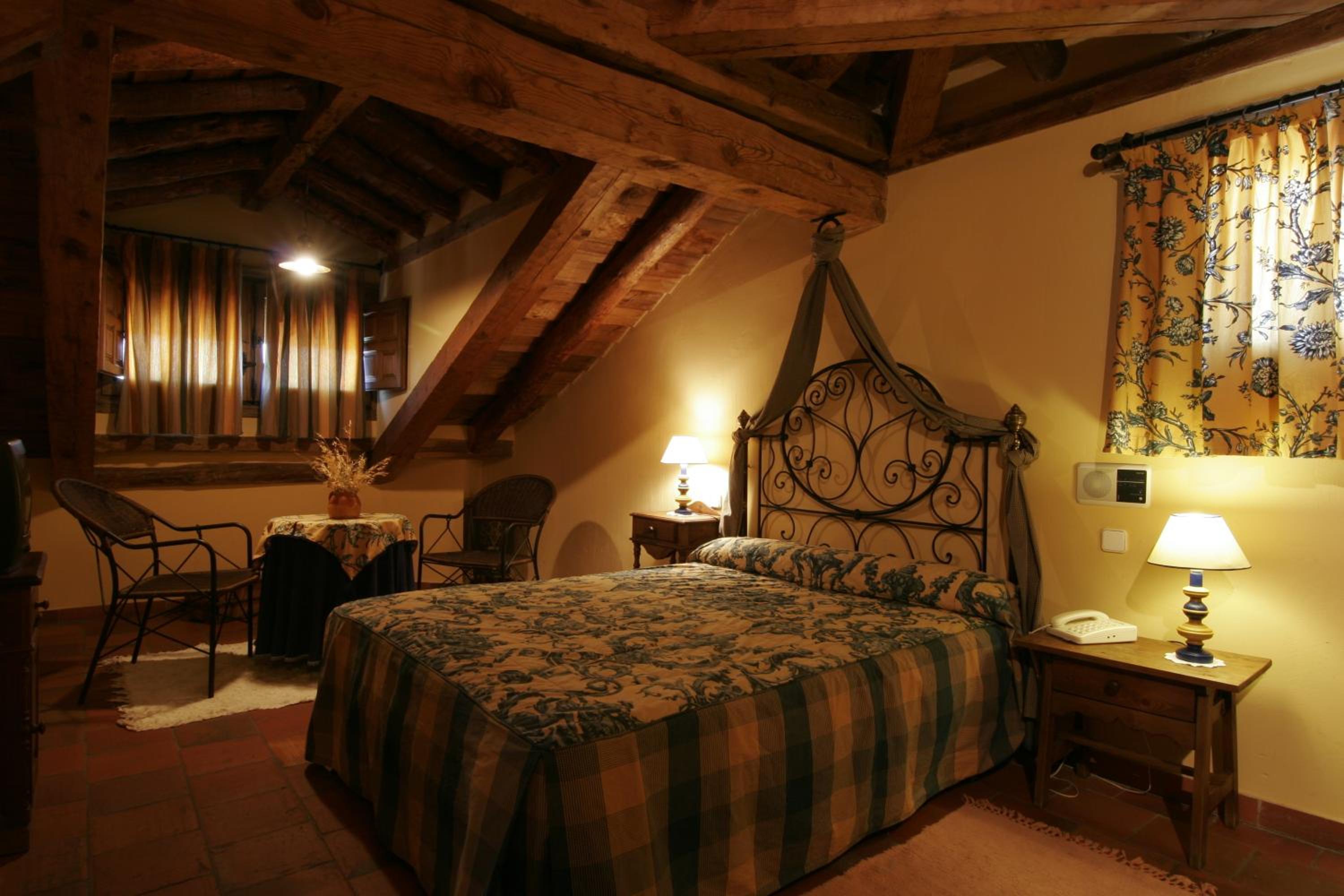 Double Room with Spa Bath - Photo 2