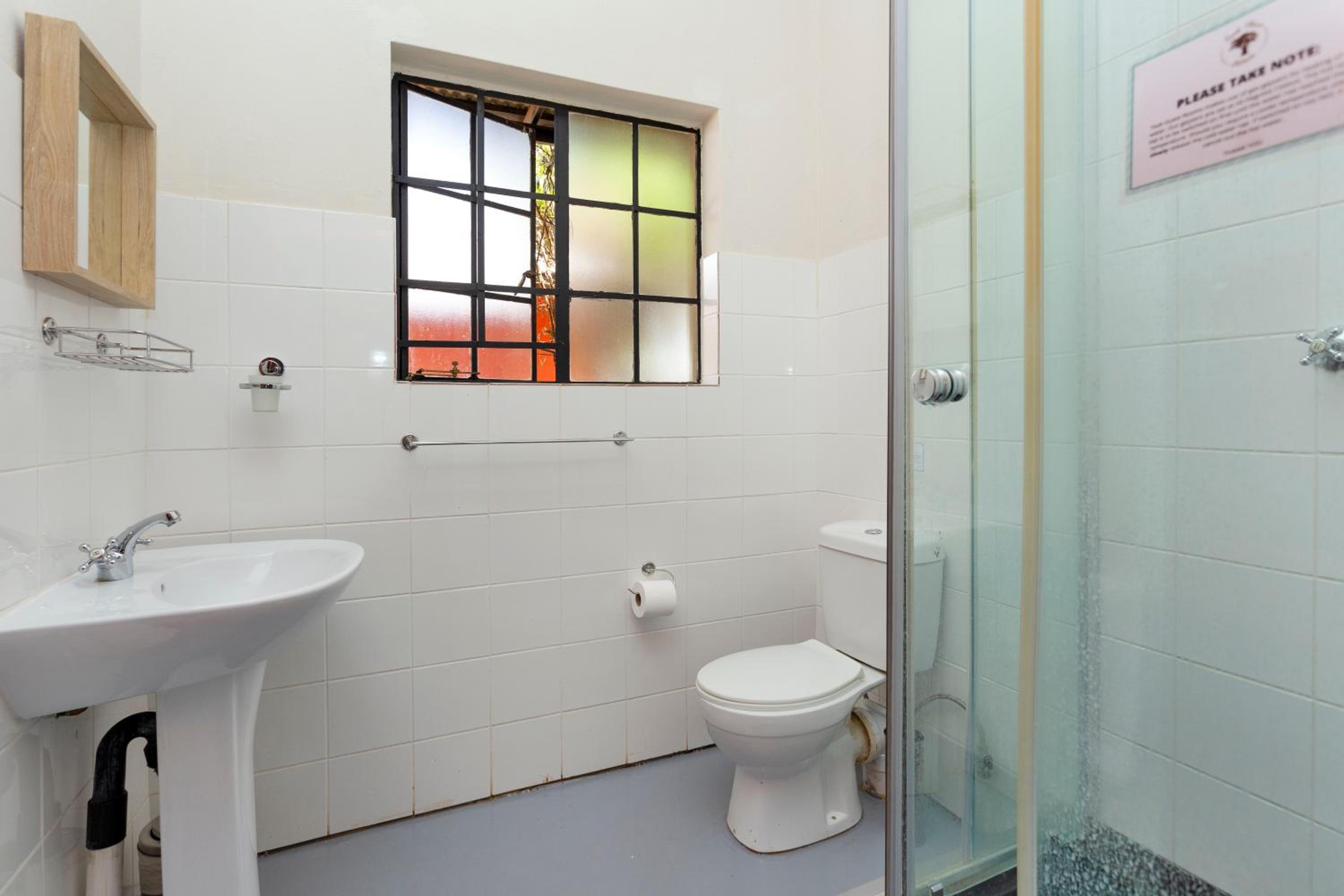Double Room with Private Bathroom - Photo 2